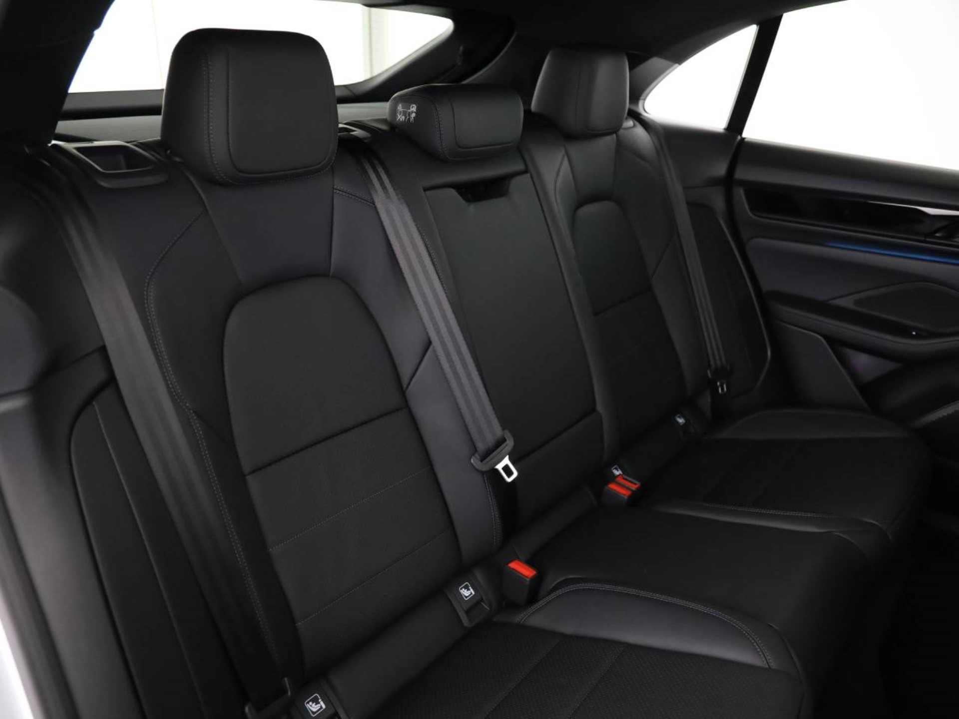 PORSCHE Macan 4-image-18