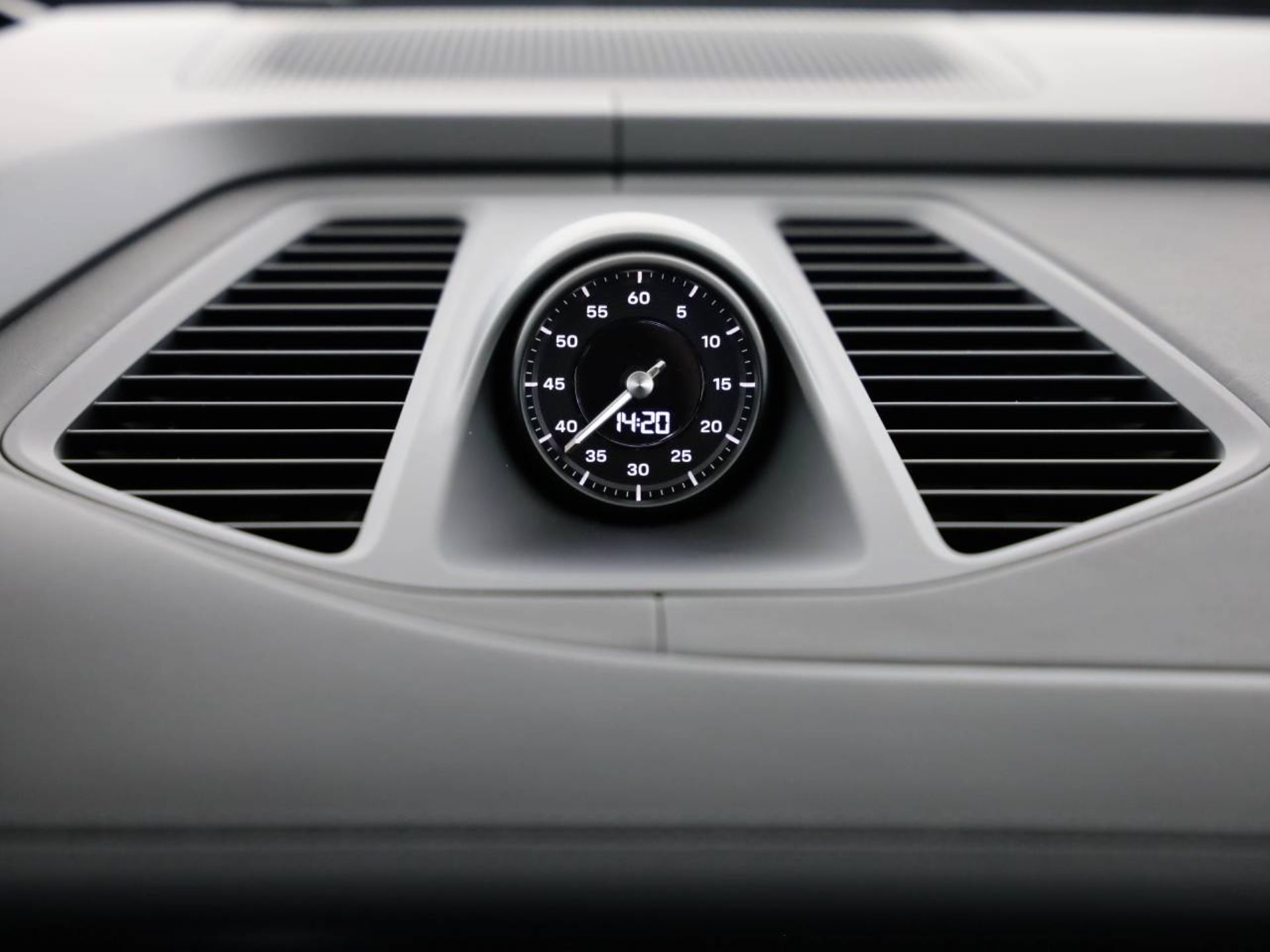 PORSCHE Macan 4-image-13