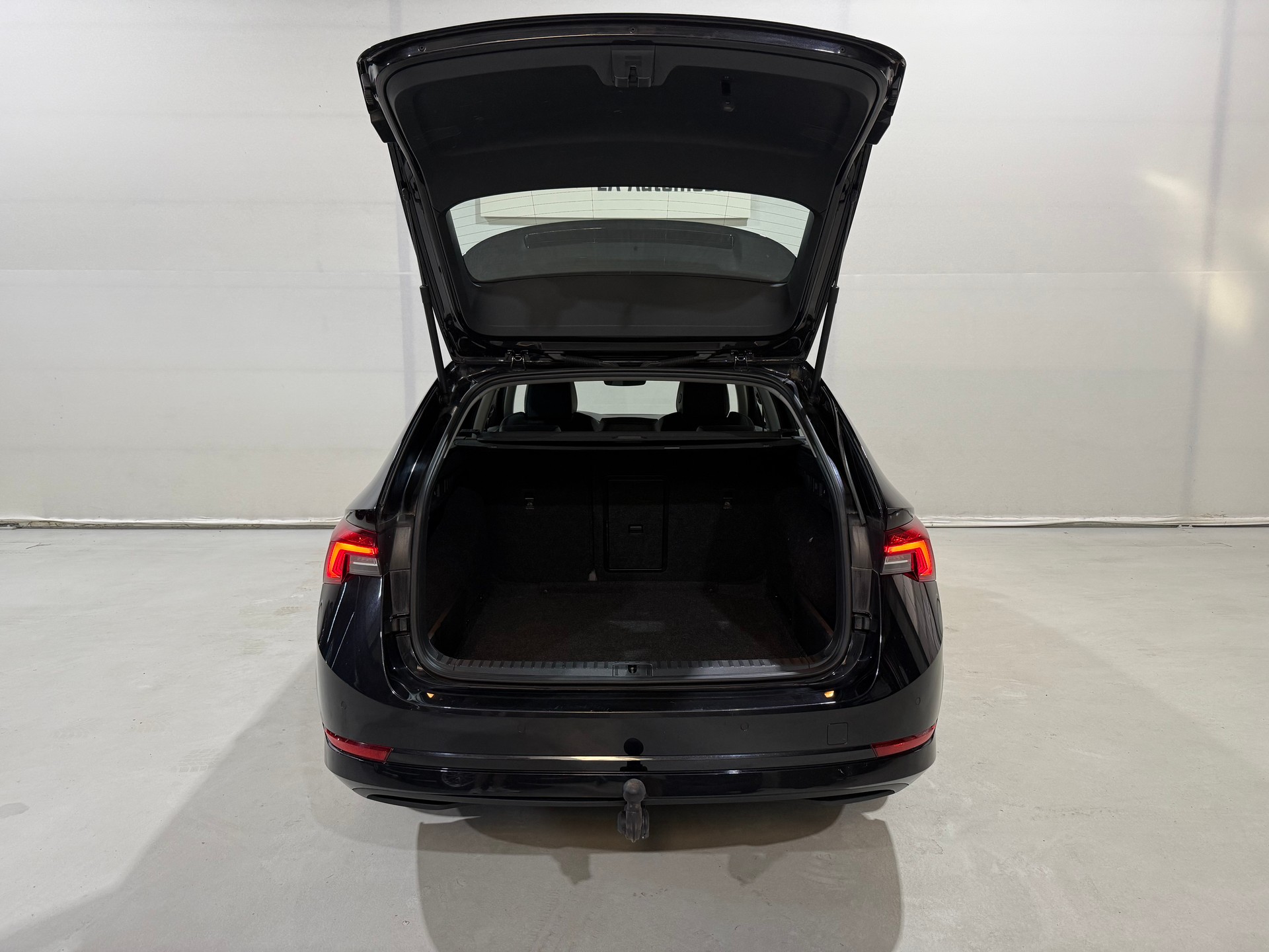 SKODA Octavia Combi 2.0 TDI DSG Ambition-image-10