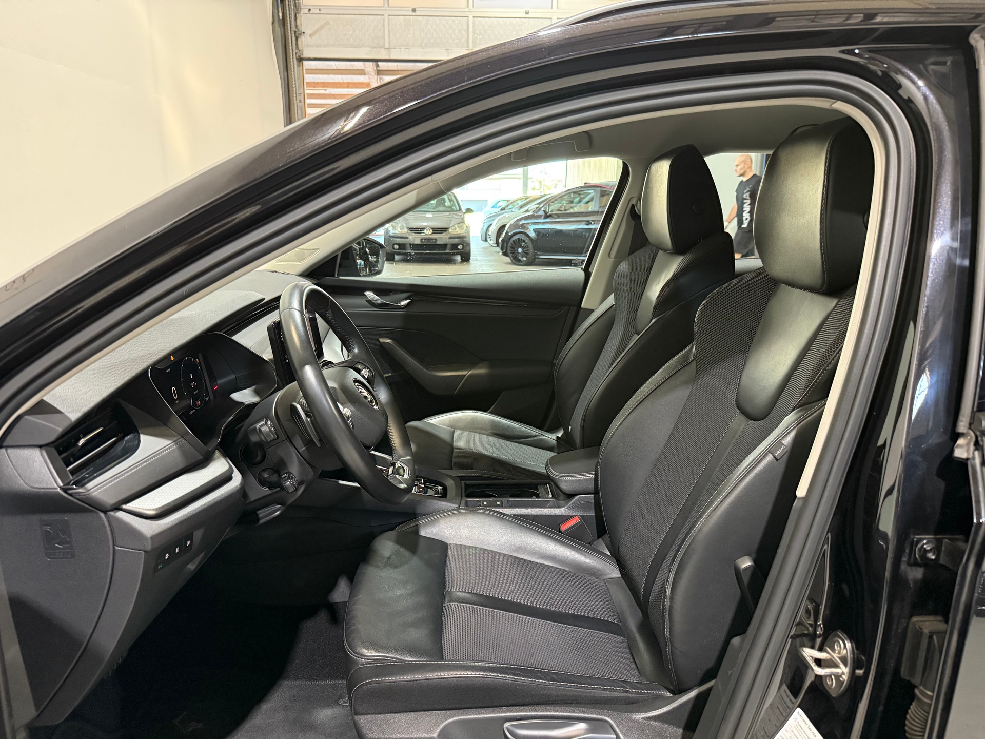 SKODA Octavia Combi 2.0 TDI DSG Ambition-image-12