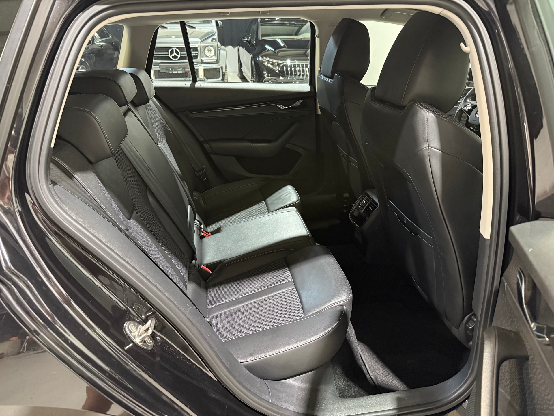 SKODA Octavia Combi 2.0 TDI DSG Ambition-image-14