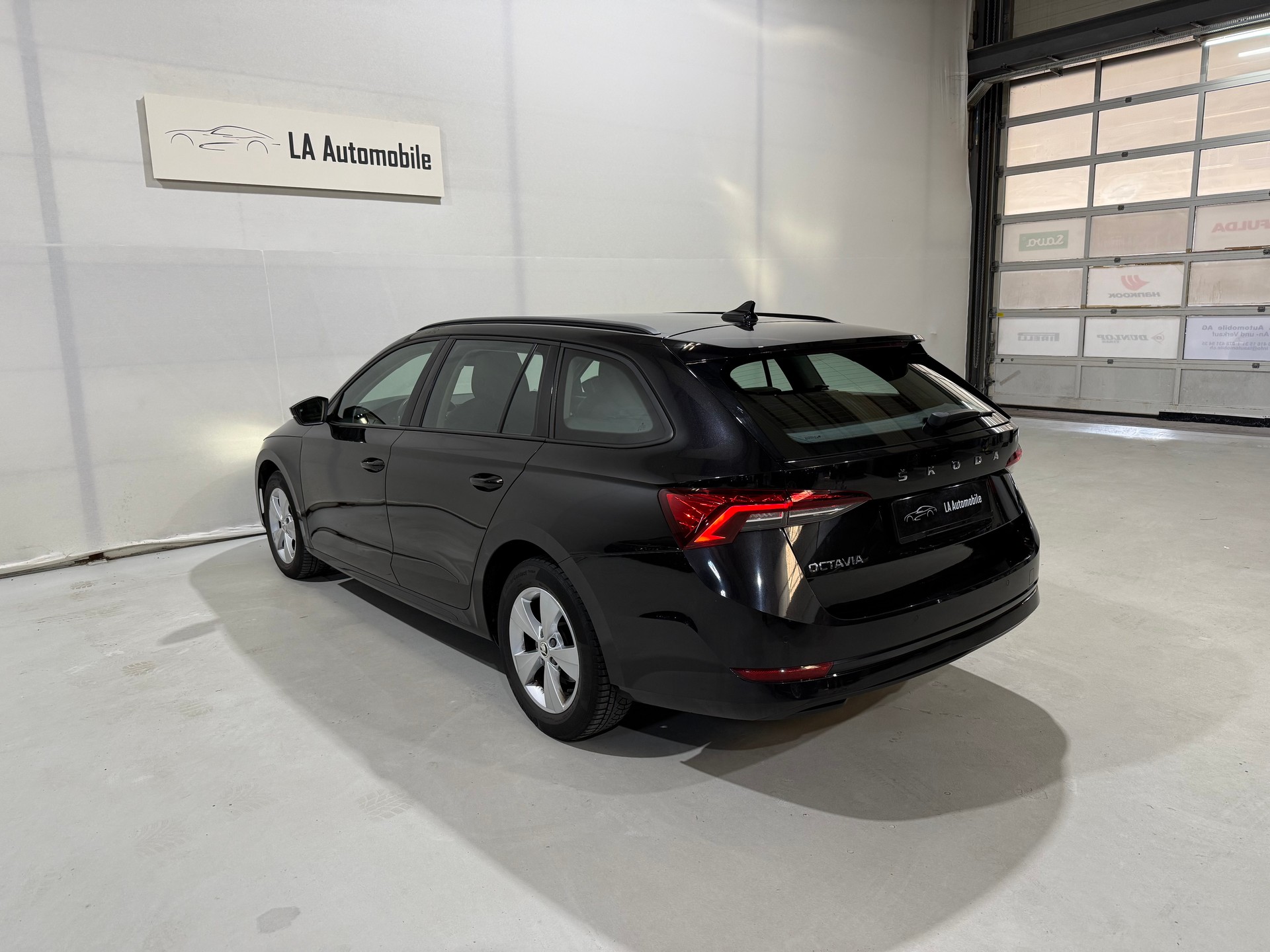 SKODA Octavia Combi 2.0 TDI DSG Ambition-image-9