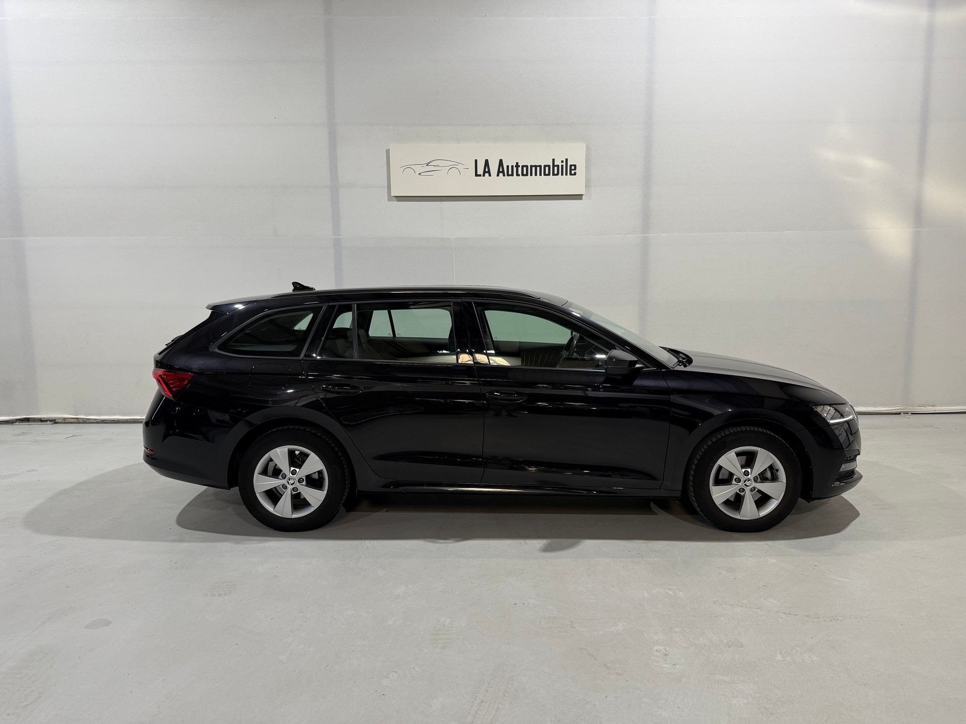 SKODA Octavia Combi 2.0 TDI DSG Ambition-image-6