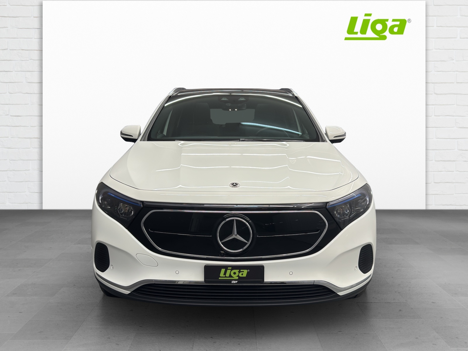 MERCEDES-BENZ EQA 300 Swiss Star 4Matic-showroom-element-1