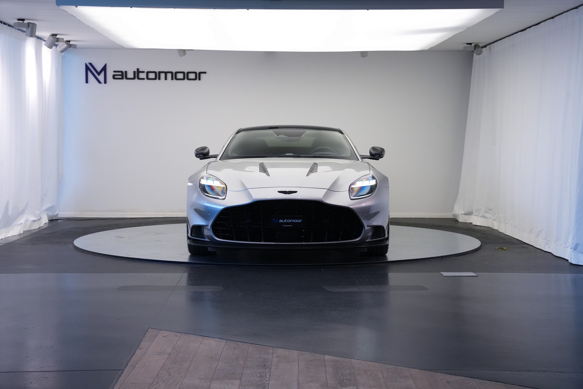 ASTON MARTIN Vanquish 5.2 V12 Bi-Turbo *Full Carbon* *Panorama* *Titanauspuff*-showroom-element-1