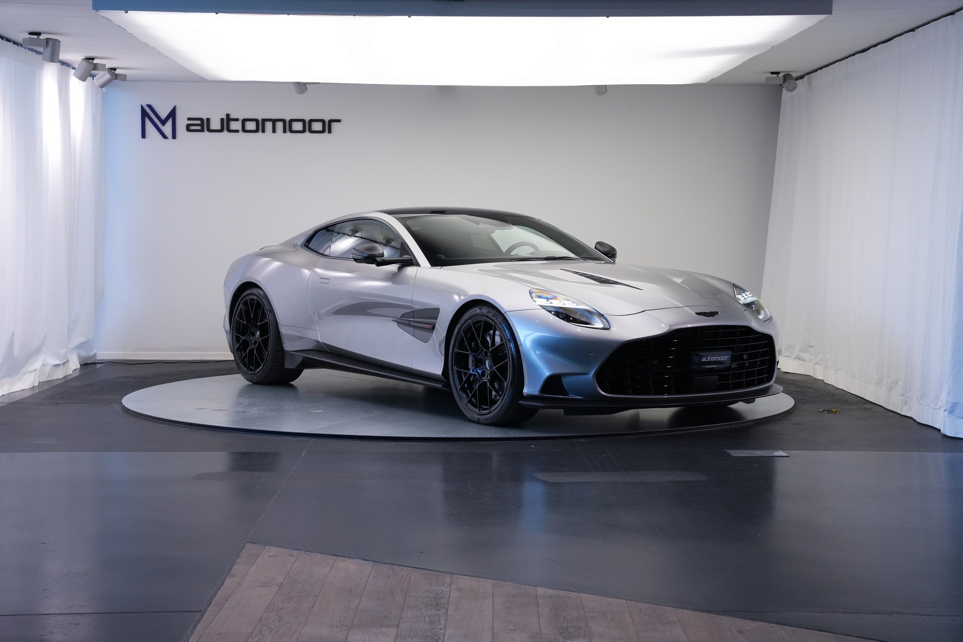 ASTON MARTIN Vanquish 5.2 V12 Bi-Turbo *Full Carbon* *Panorama* *Titanauspuff*-showroom-element-2