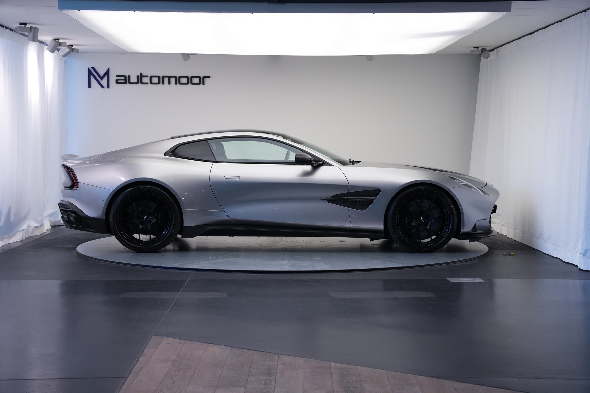 ASTON MARTIN Vanquish 5.2 V12 Bi-Turbo *Full Carbon* *Panorama* *Titanauspuff*-showroom-element-3