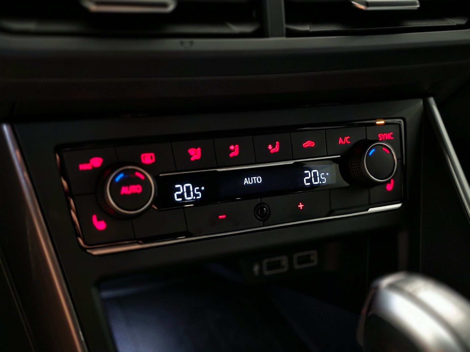 VW Polo 2.0 TSI GTI DSG-image-12
