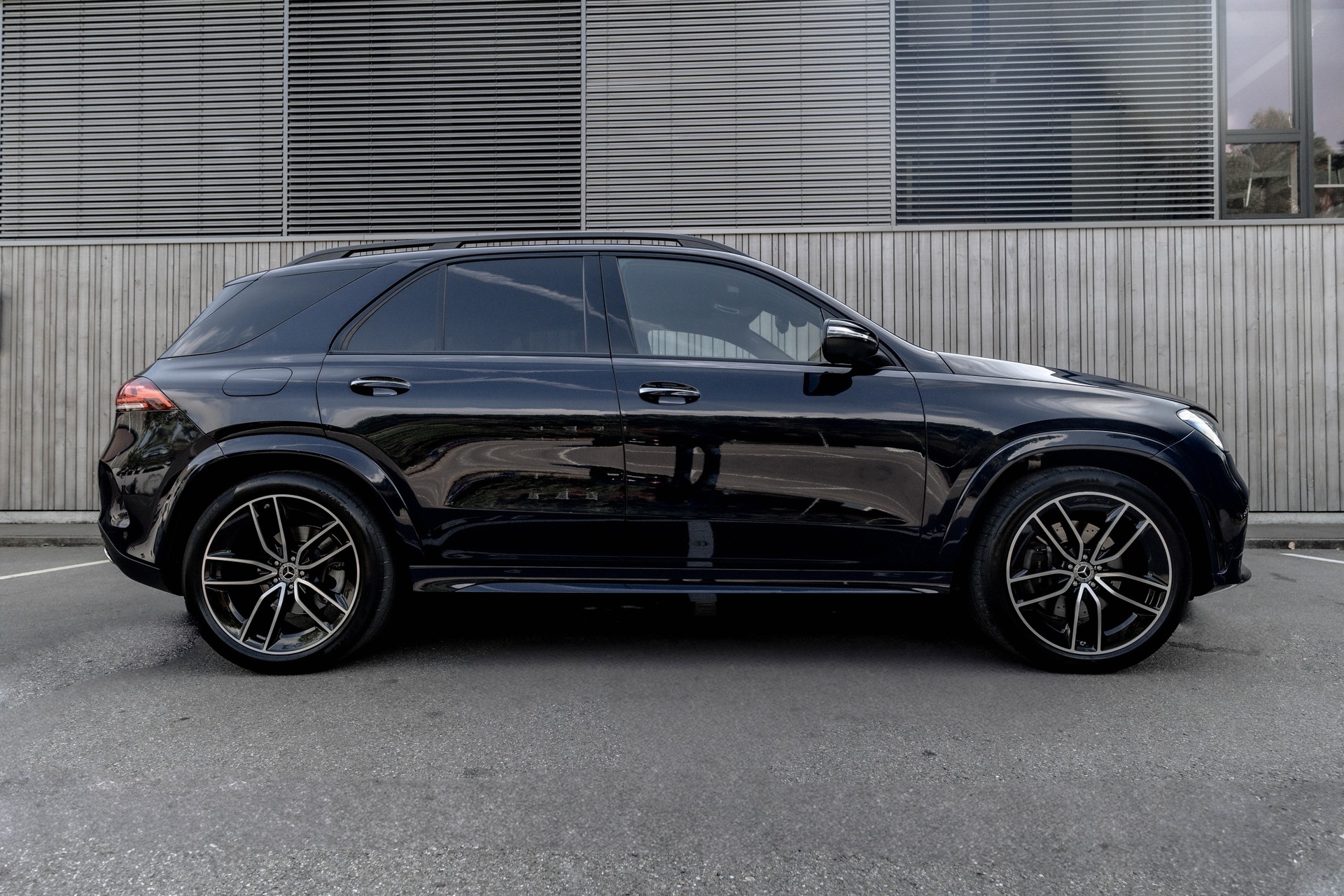 MERCEDES-BENZ GLE 400 d 4Matic AMG Line 9G-Tronic * INKL. MERCEDES GARANTIE * HINTERACHSLENKUNG *-showroom-element-3