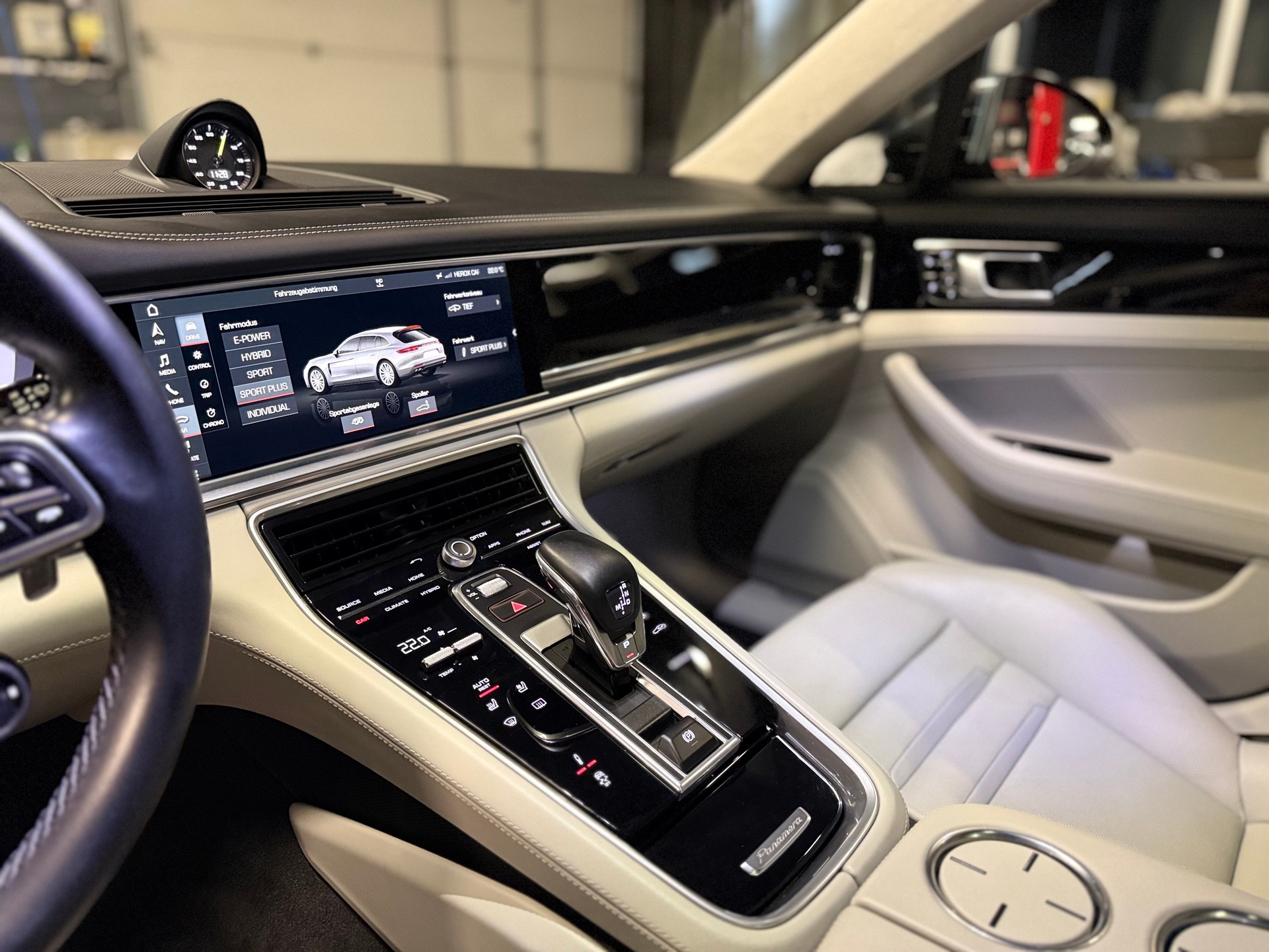 PORSCHE Panamera 4 E-Hybrid Sport Turismo / ** Vollausstattung - Porsche Service Historie **-image-14