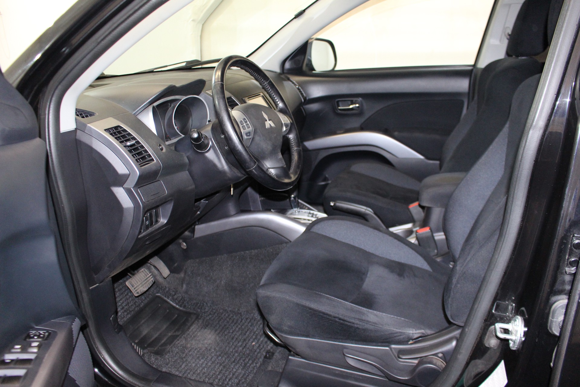 MITSUBISHI Outlander 2.4 MIVEC Invite CVT-image-6