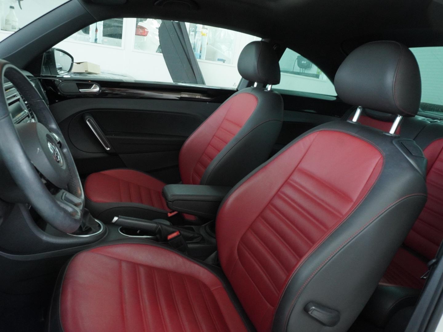VW Beetle 2.0 TSI Sport-showroom-element-3