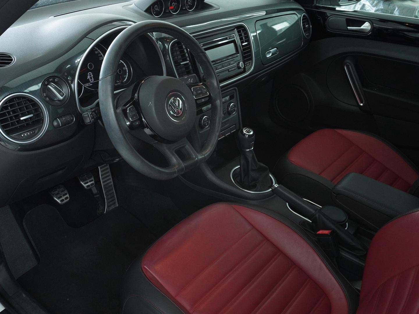 VW Beetle 2.0 TSI Sport-showroom-element-2