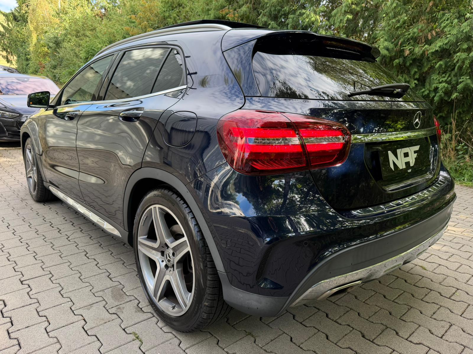 MERCEDES-BENZ GLA 200 AMG Line 7G-DCT-showroom-element-2