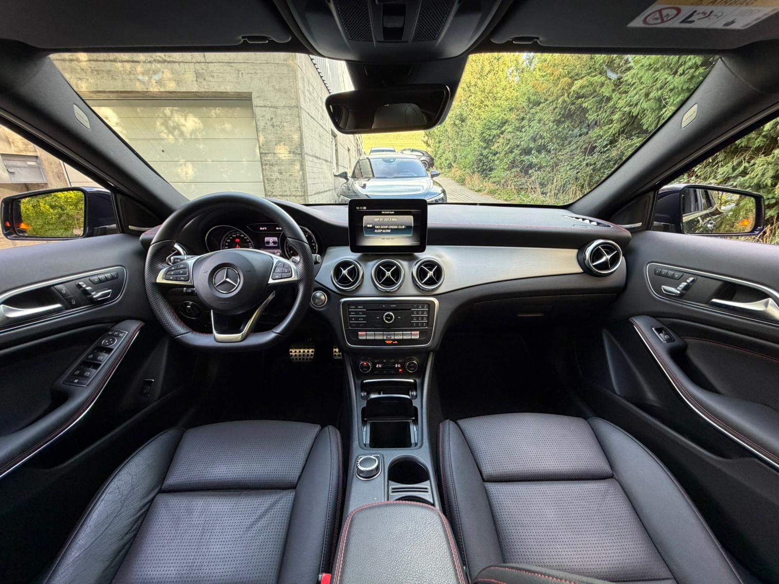 MERCEDES-BENZ GLA 200 AMG Line 7G-DCT-image-12