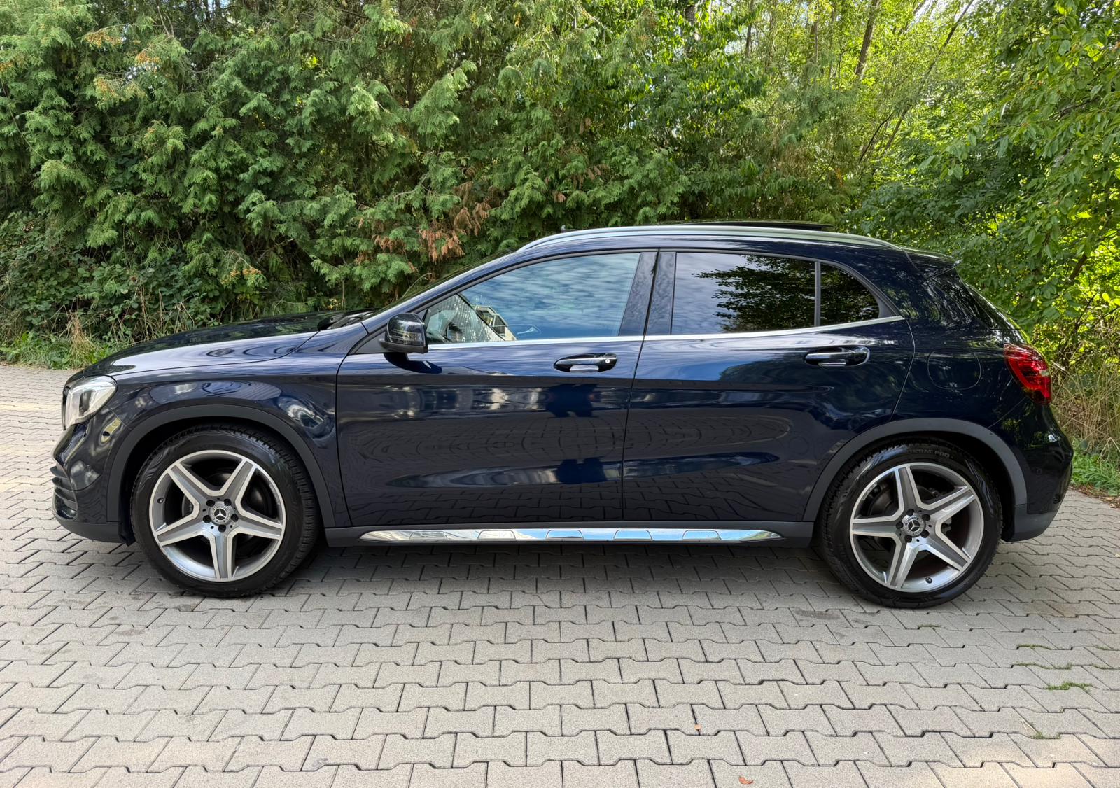 MERCEDES-BENZ GLA 200 AMG Line 7G-DCT-showroom-element-1