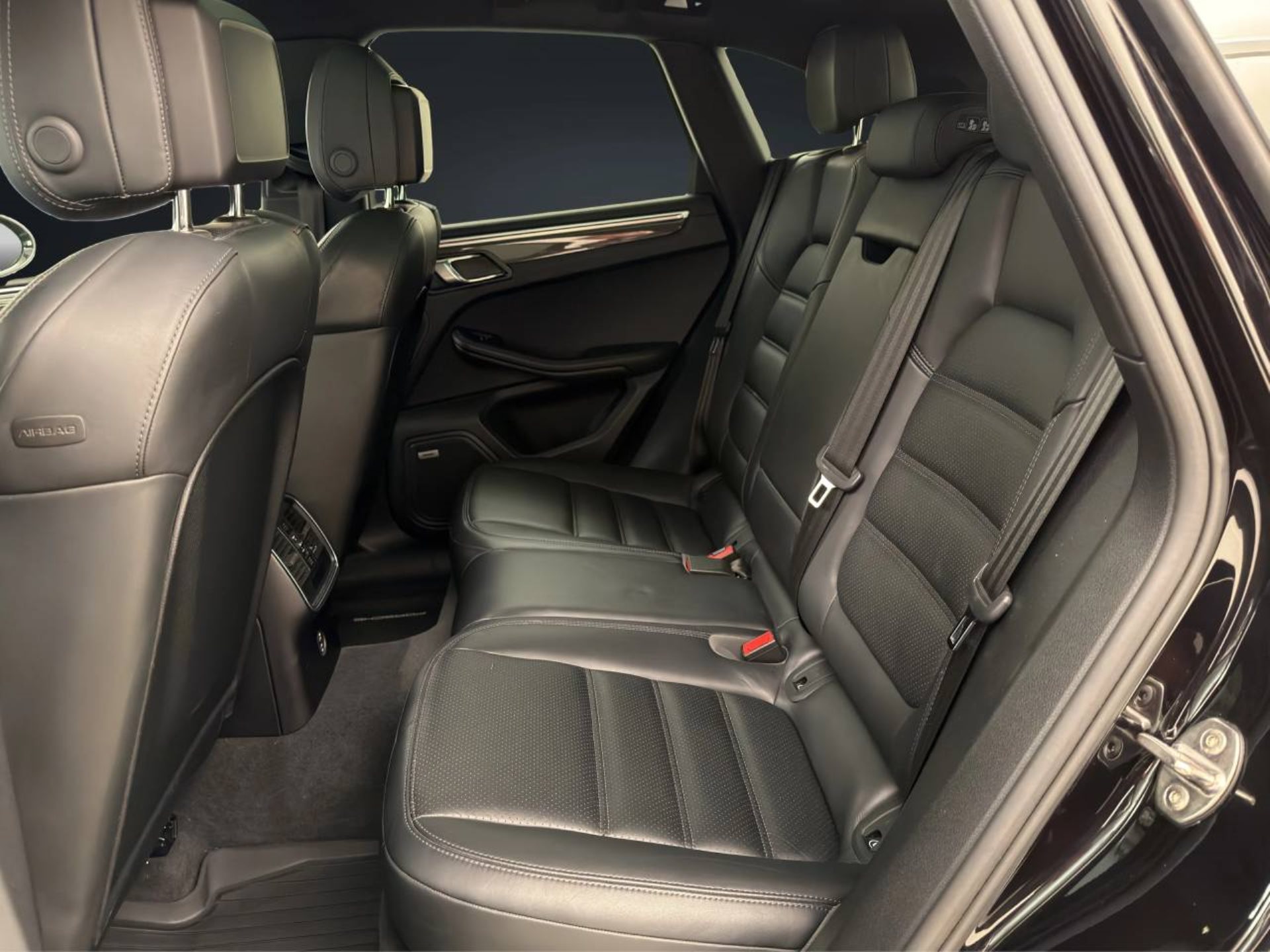 PORSCHE Macan S-image-16