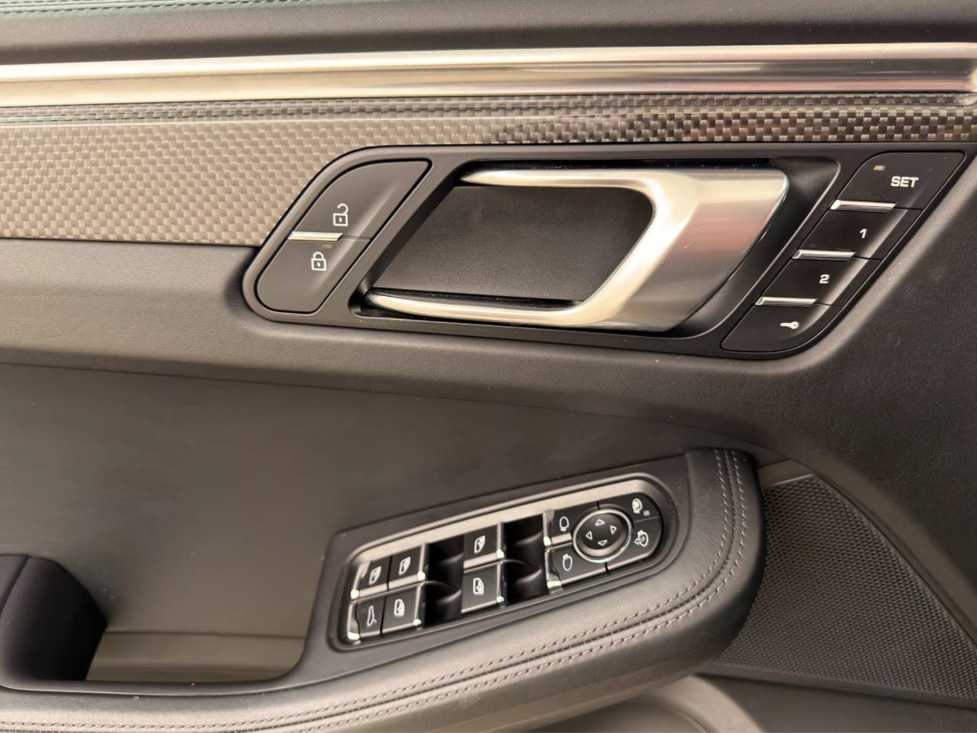 PORSCHE Macan S-image-17