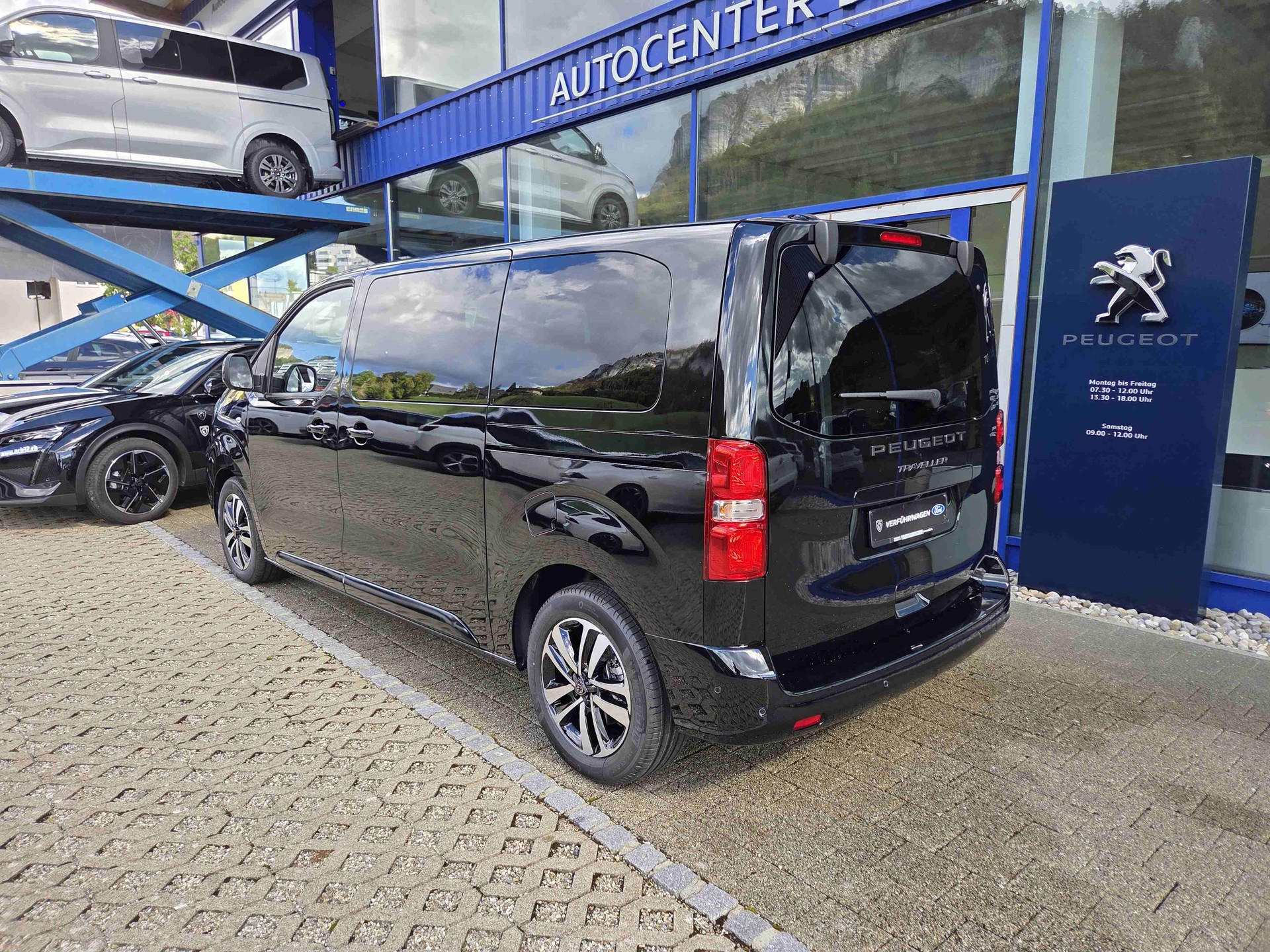 PEUGEOT Traveller Standard 2.2 BlueHDi 180 Family Edition S/S-showroom-element-2