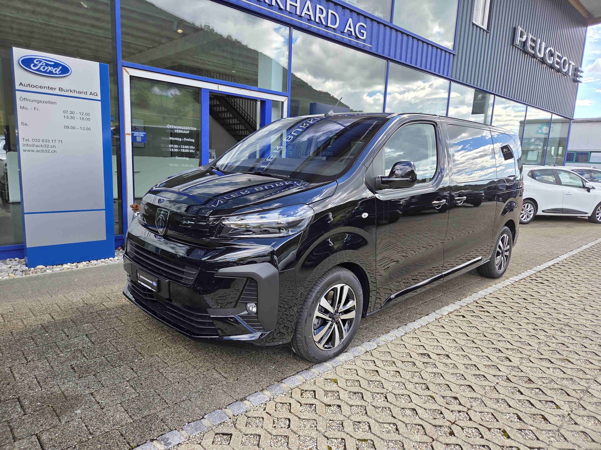 PEUGEOT Traveller Standard 2.2 BlueHDi 180 Family Edition S/S-showroom-element-1