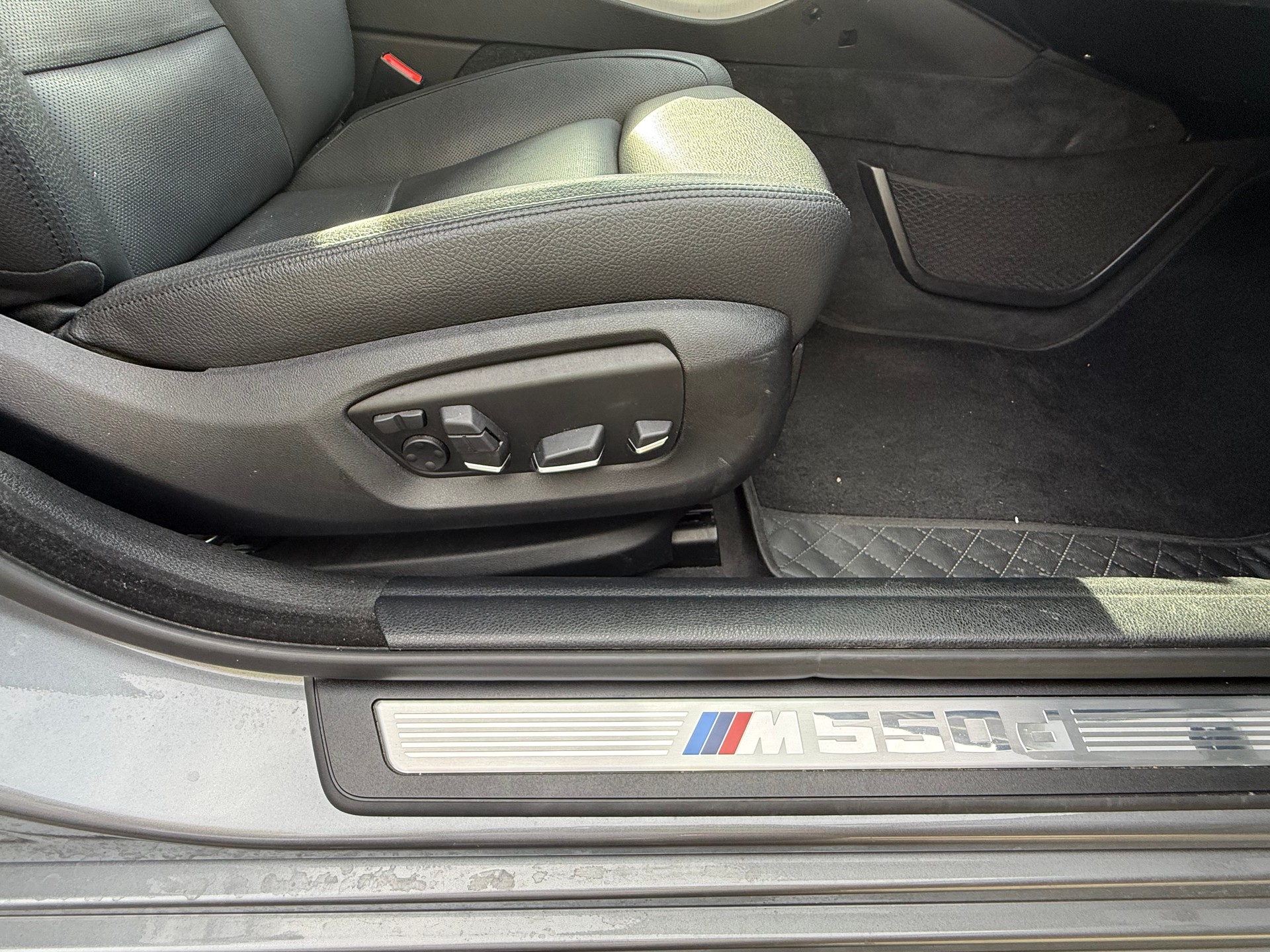 BMW M 550d xDrive-image-11