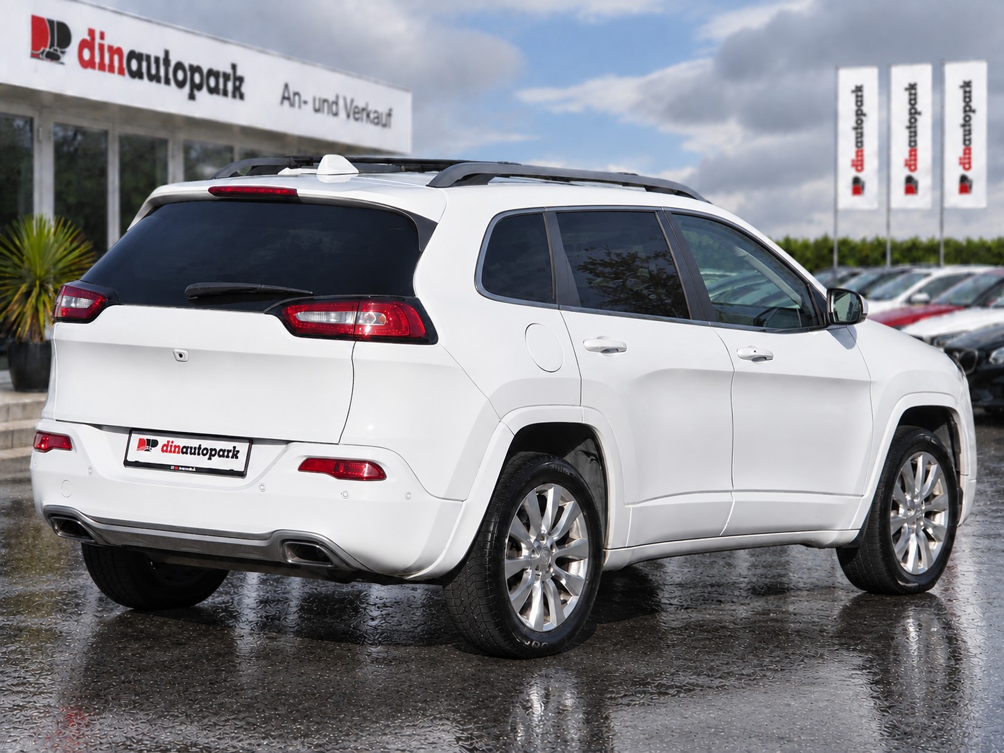 JEEP Cherokee 2.2TD Overland AWD 9ATX AD * CH-Fahrzeug * ab MFK *-showroom-element-3