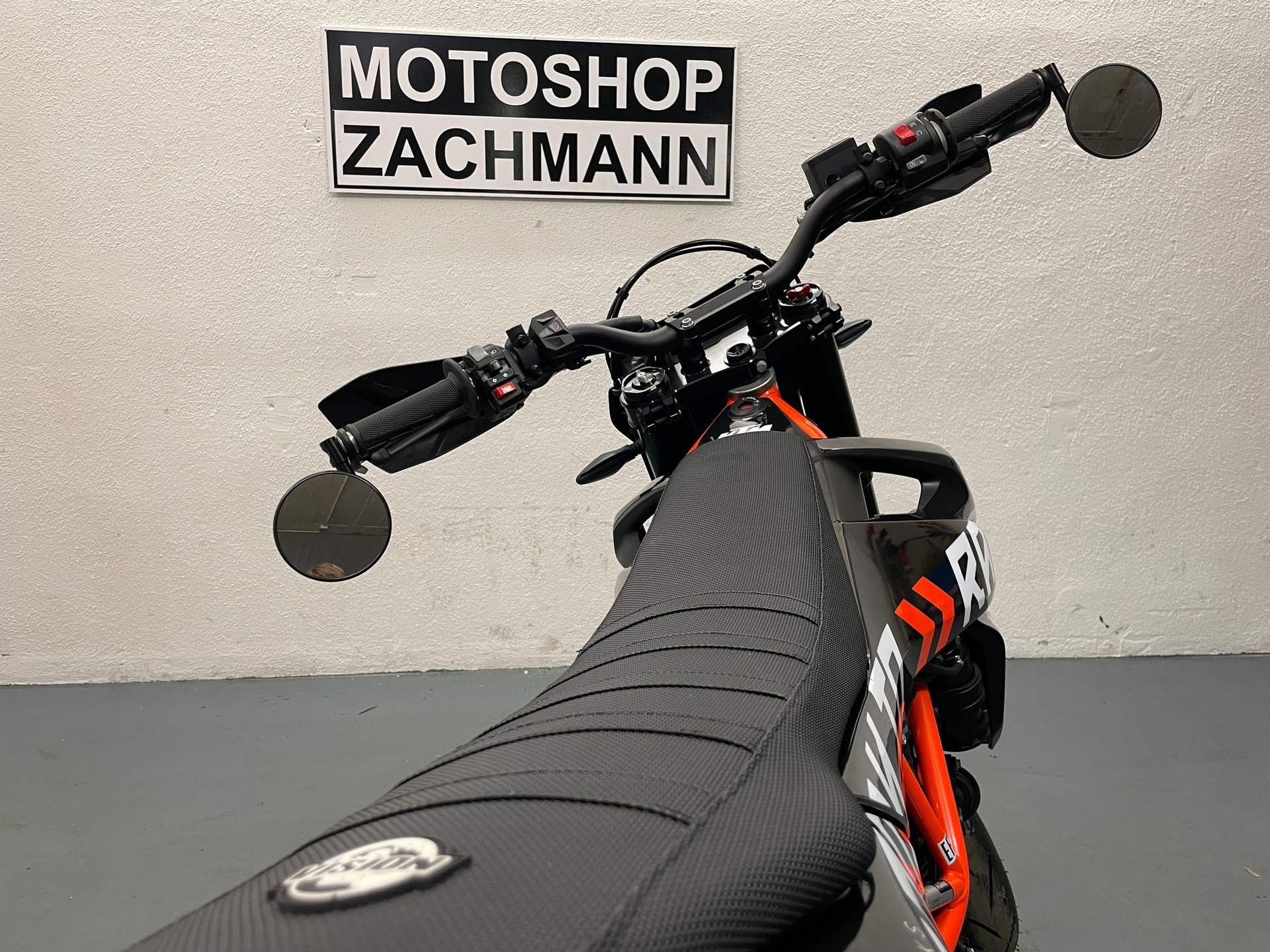 KTM 690 SMC R ABS (35 kW)-image-9