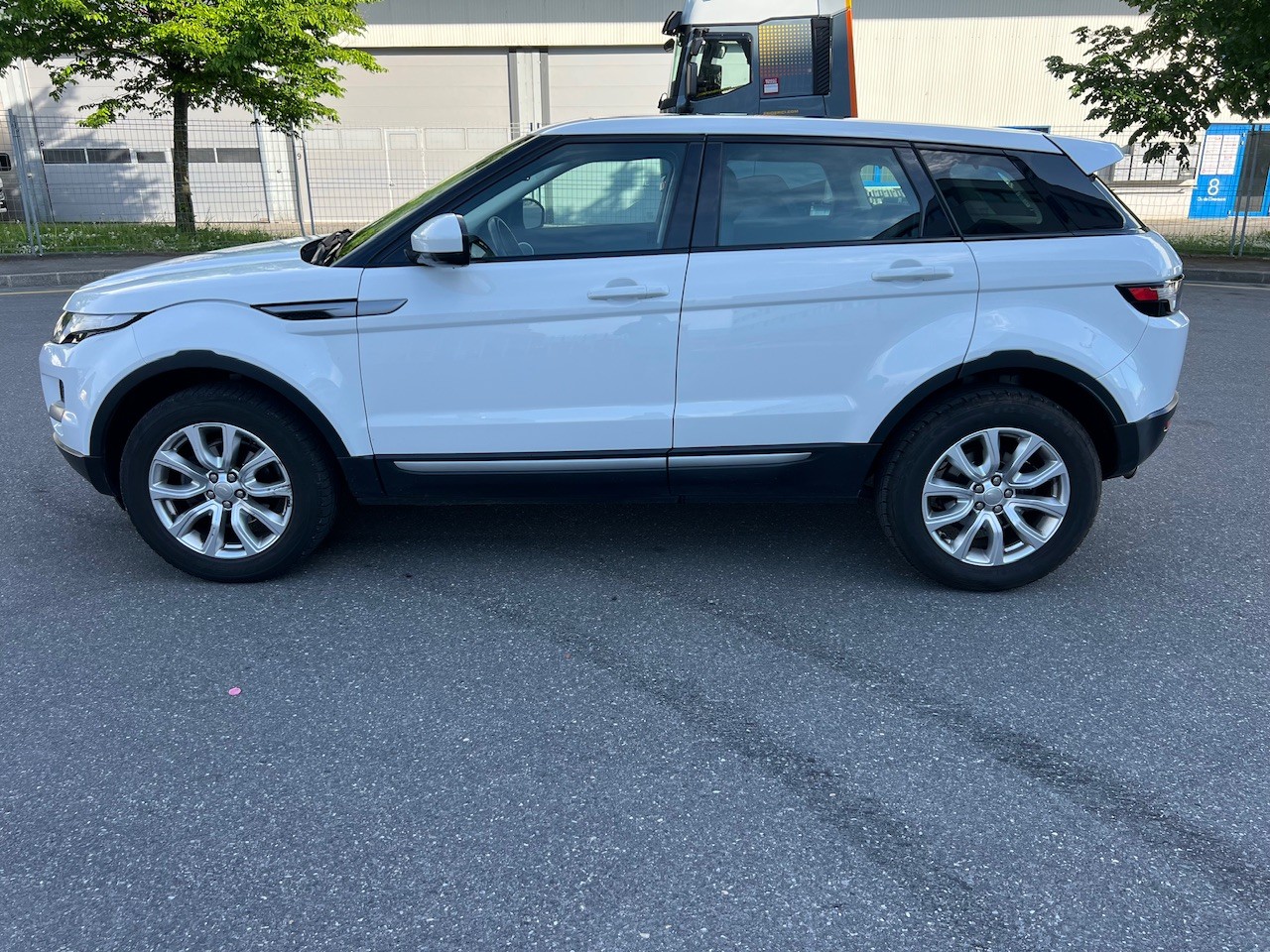 LAND ROVER Range Rover Evoque 2.2 TD4 Pure AT9-image-2