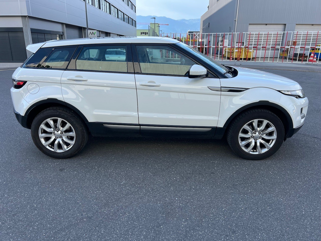 LAND ROVER Range Rover Evoque 2.2 TD4 Pure AT9-image-6