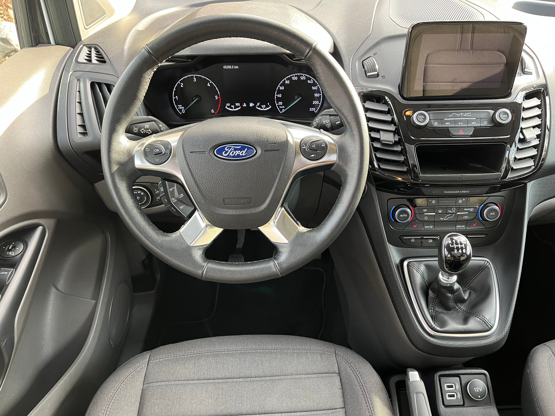 FORD Grand Tourneo Connect 1.5 EcoBlue Titanium-image-14
