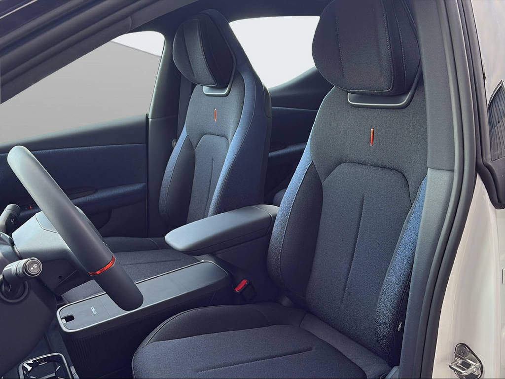 LYNK & CO 02 Core-image-8
