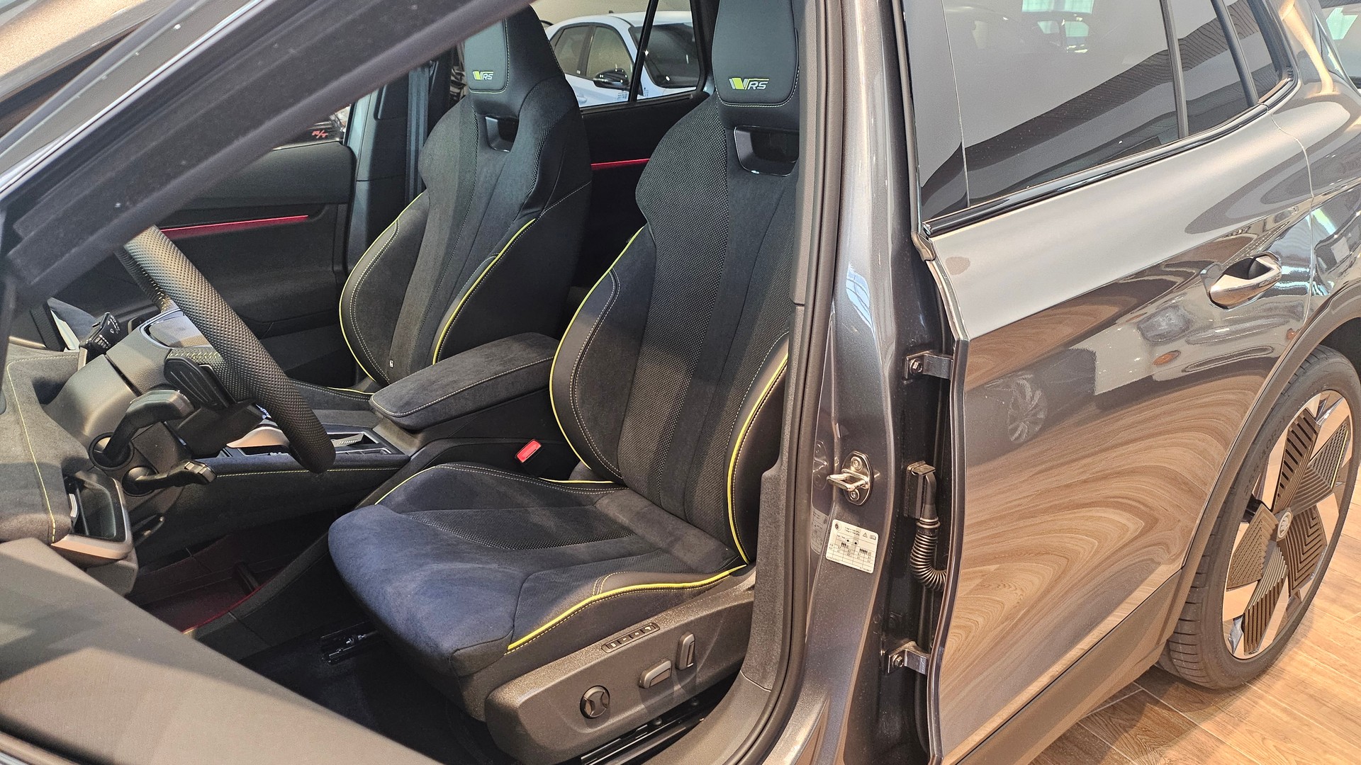 SKODA Elroq 85 RS 4x4-image-25