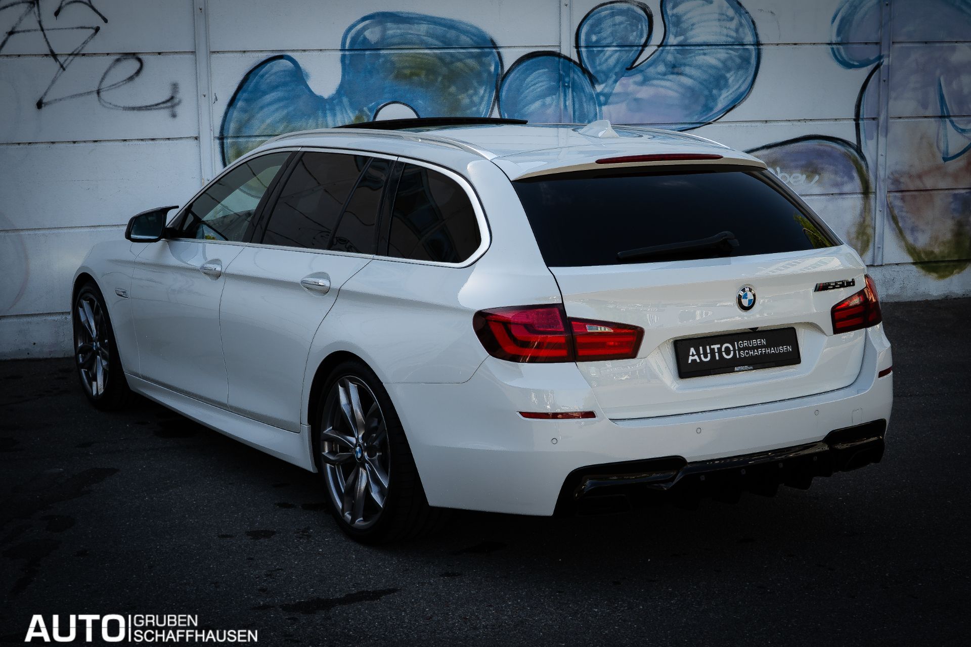 BMW M550 d xDrive Touring Steptronic-image-24