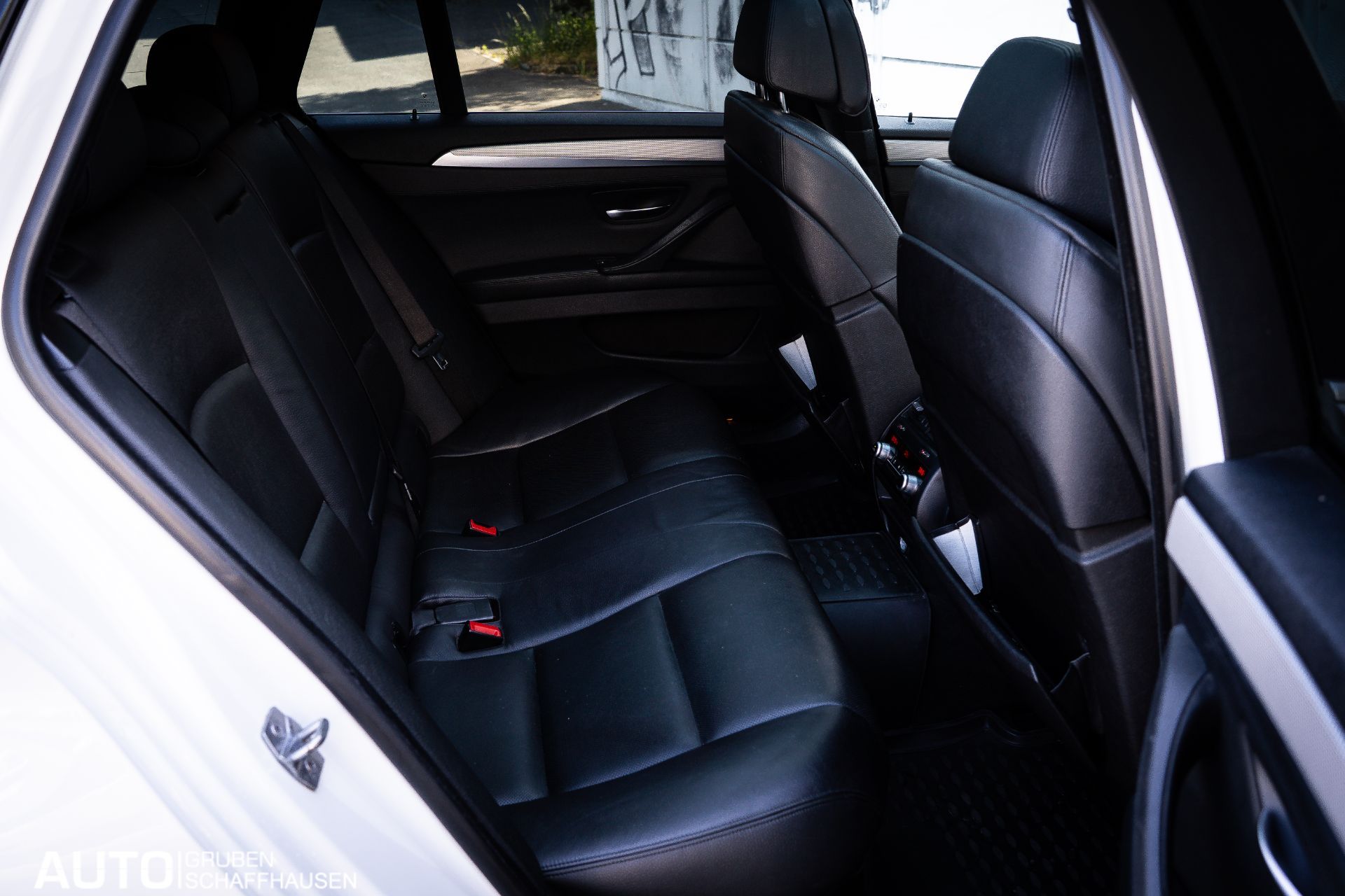 BMW M550 d xDrive Touring Steptronic-image-17