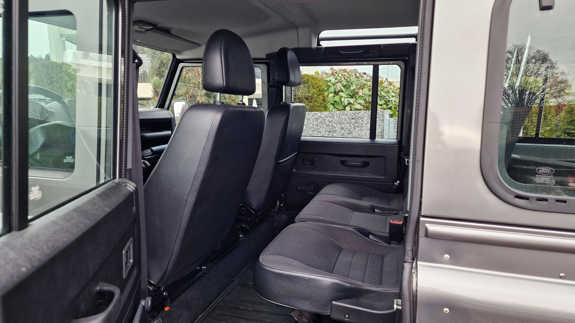 LAND ROVER Defender 110 SW 2.4Tdc-image-12