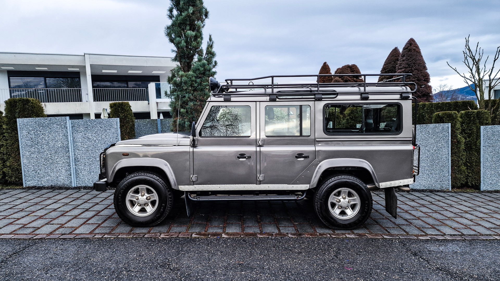 LAND ROVER Defender 110 SW 2.4Tdc-showroom-element-1