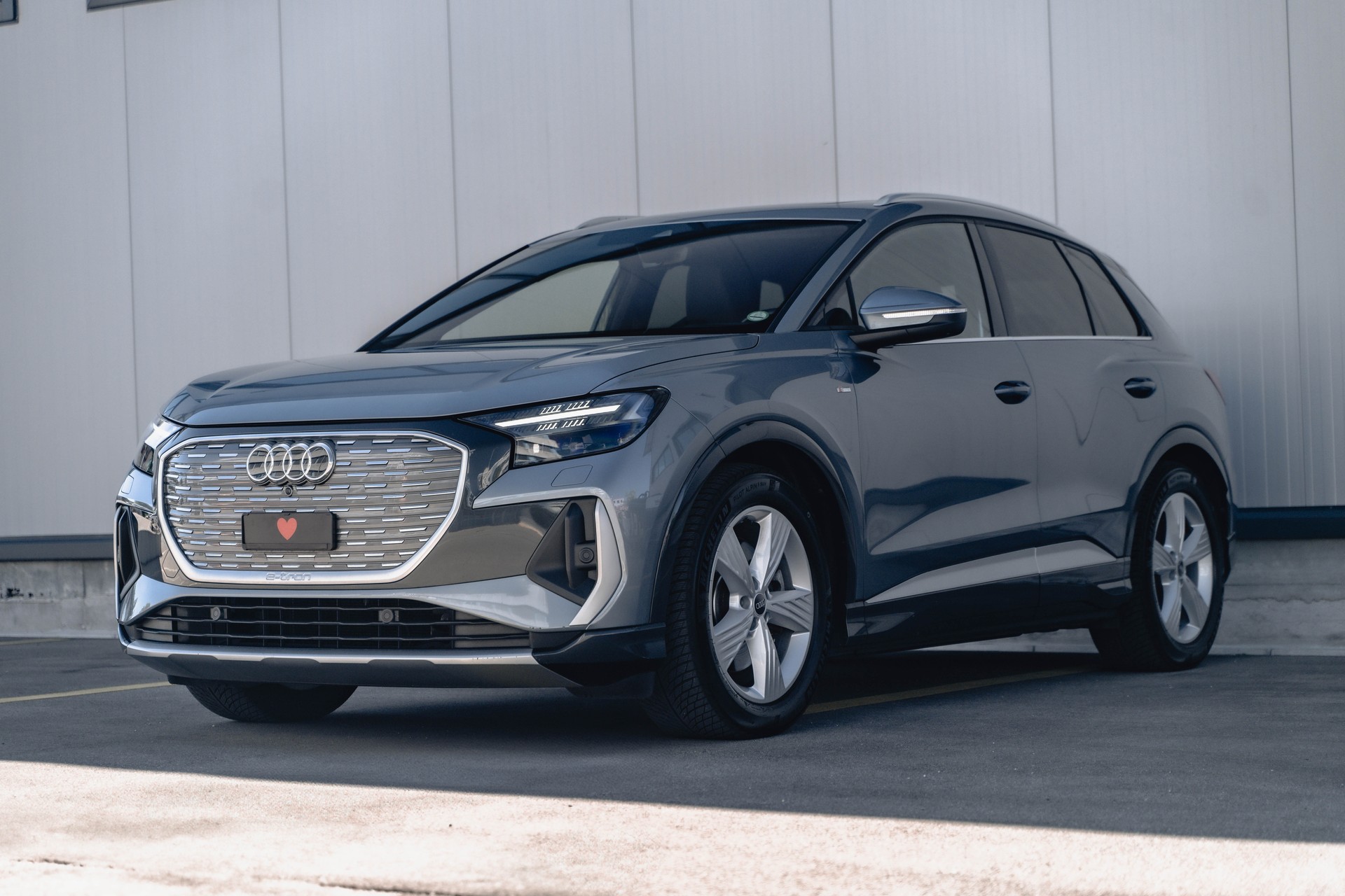 AUDI Q4 e-tron 50 quattro * S - Line * FRISCH AB MFK * TRAUMHAFTE AUSSTATTUNG * GEPFLEGTES FAHRZEUG * SOH 90.1% *-showroom-element-1