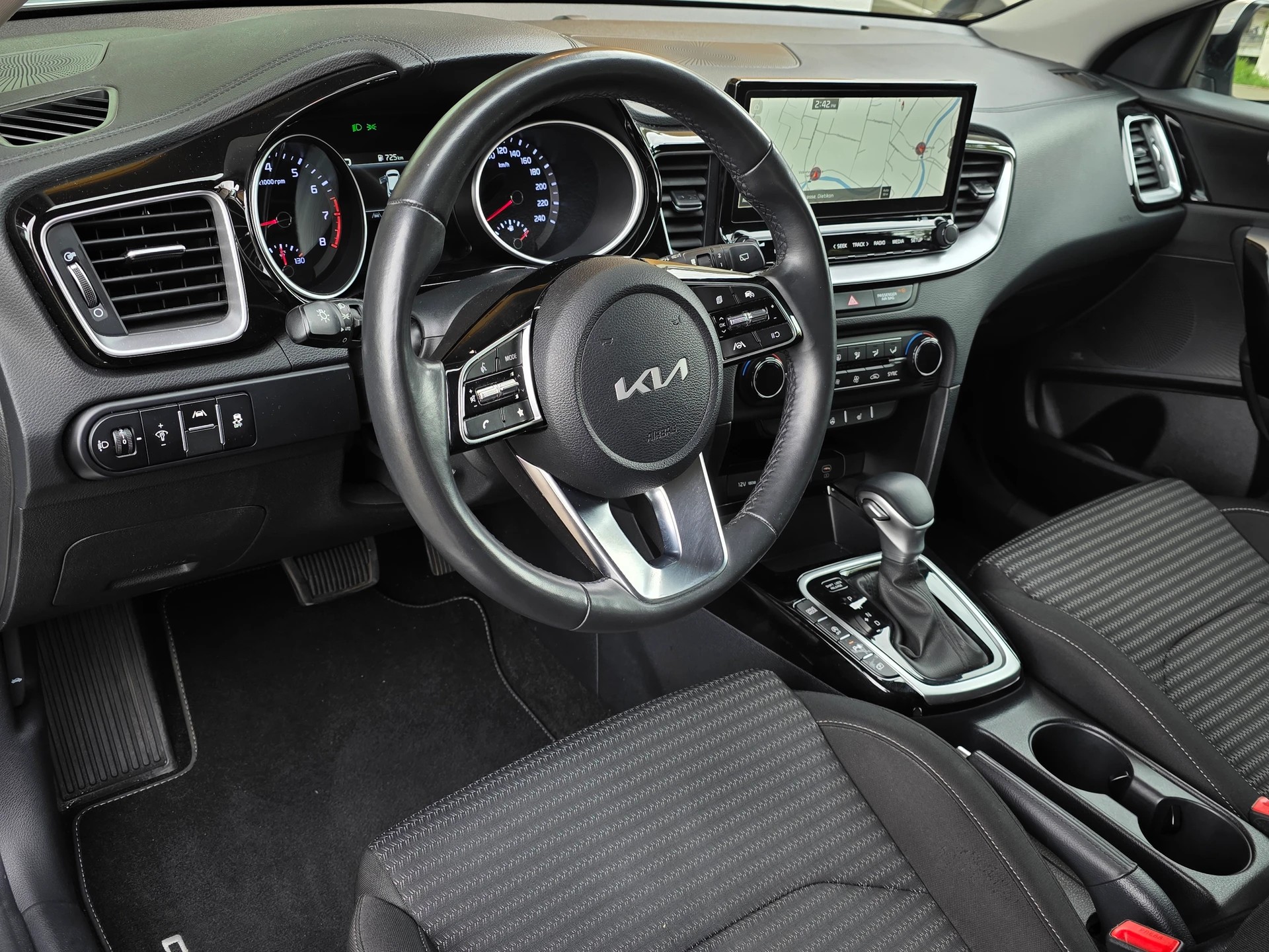KIA Ceed 1.5 T-GDi MHEV Power DCT * CH-Fahrzeug *-image-11