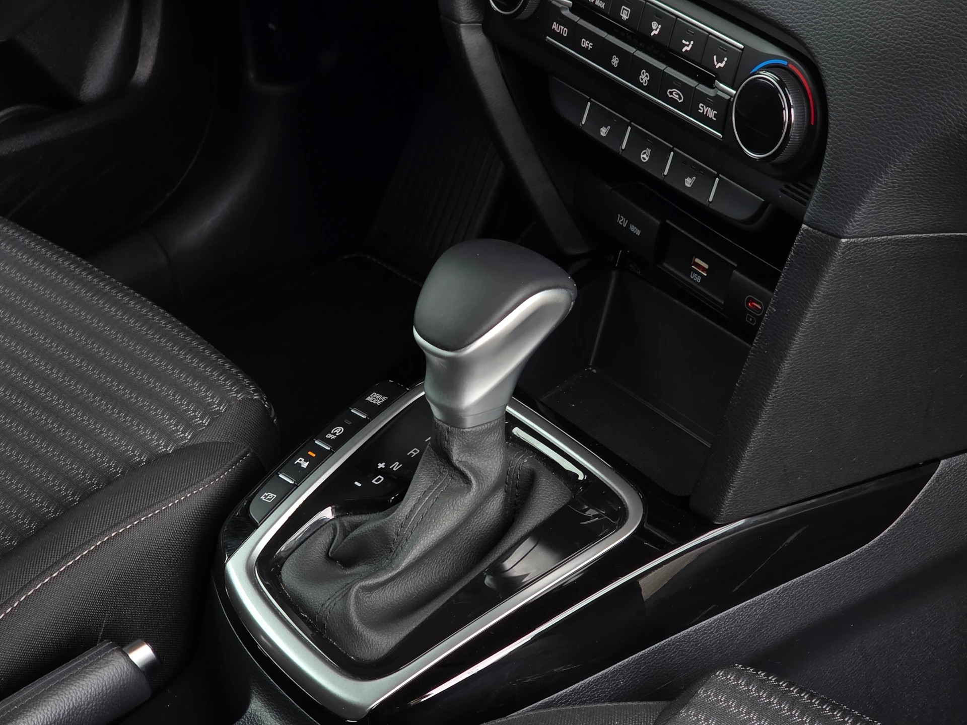 KIA Ceed 1.5 T-GDi MHEV Power DCT * CH-Fahrzeug *-image-25