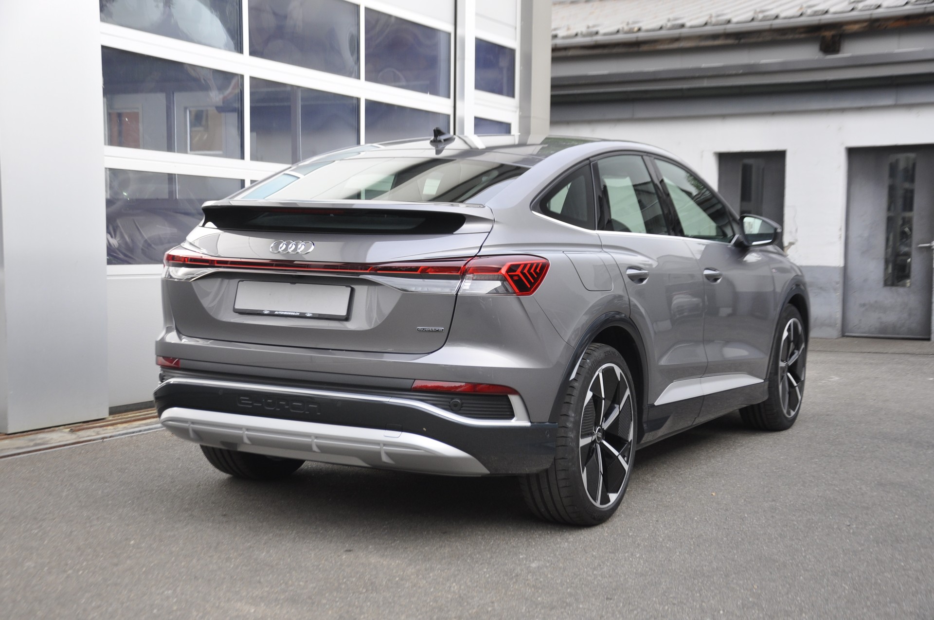 AUDI Q4 Sportback e-tron 50 quattro S line-image-2