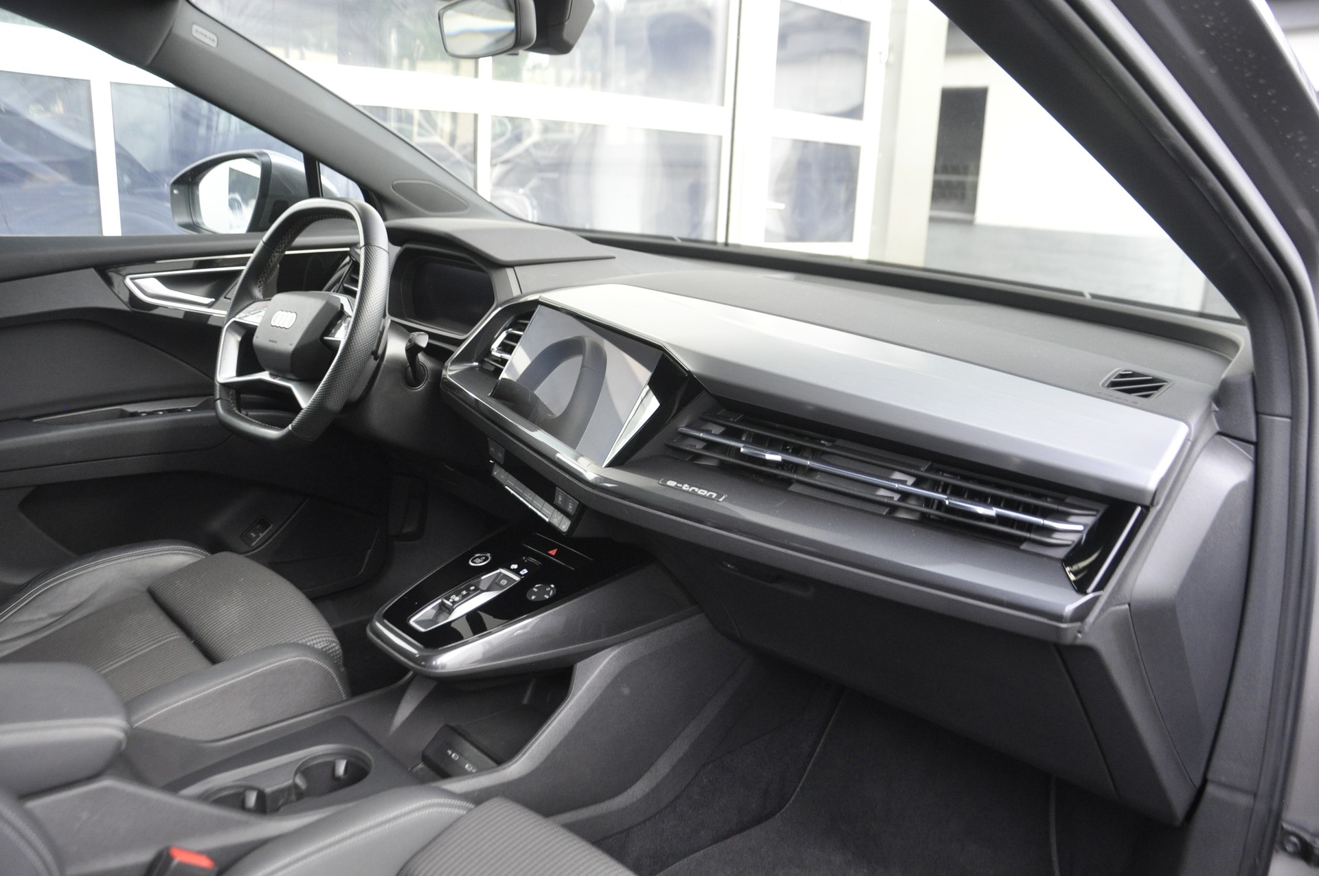 AUDI Q4 Sportback e-tron 50 quattro S line-image-8