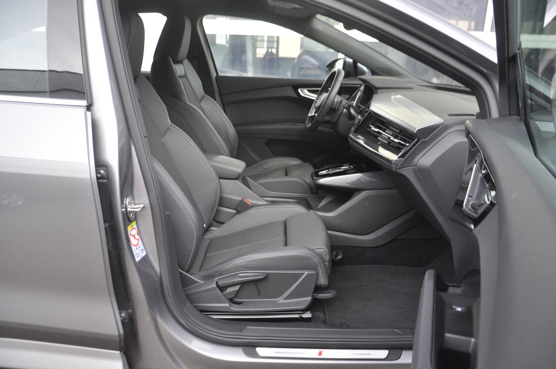 AUDI Q4 Sportback e-tron 50 quattro S line-image-6