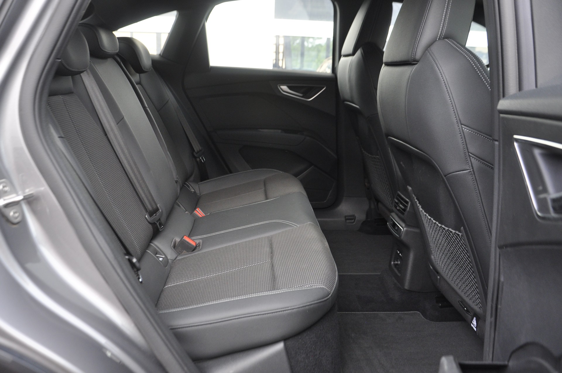 AUDI Q4 Sportback e-tron 50 quattro S line-image-9