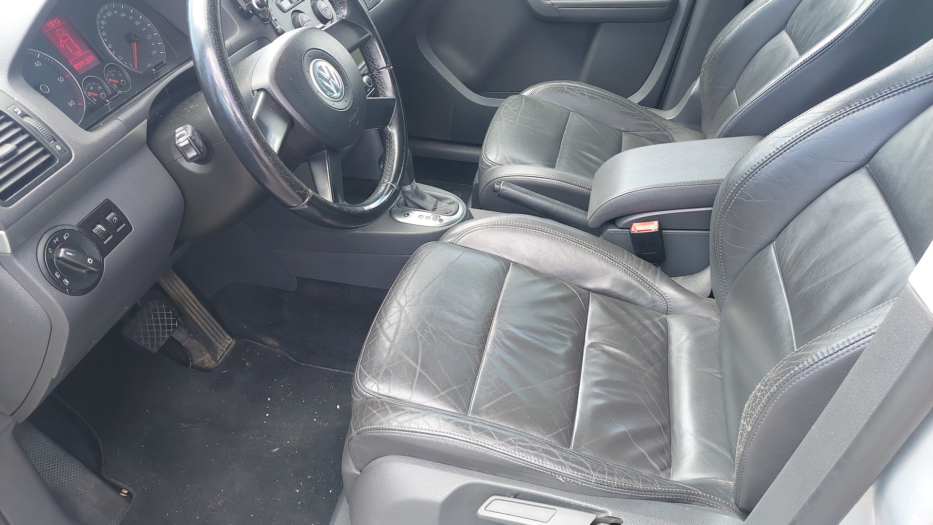 VW Touran 2.0 TDI Highline-image-5