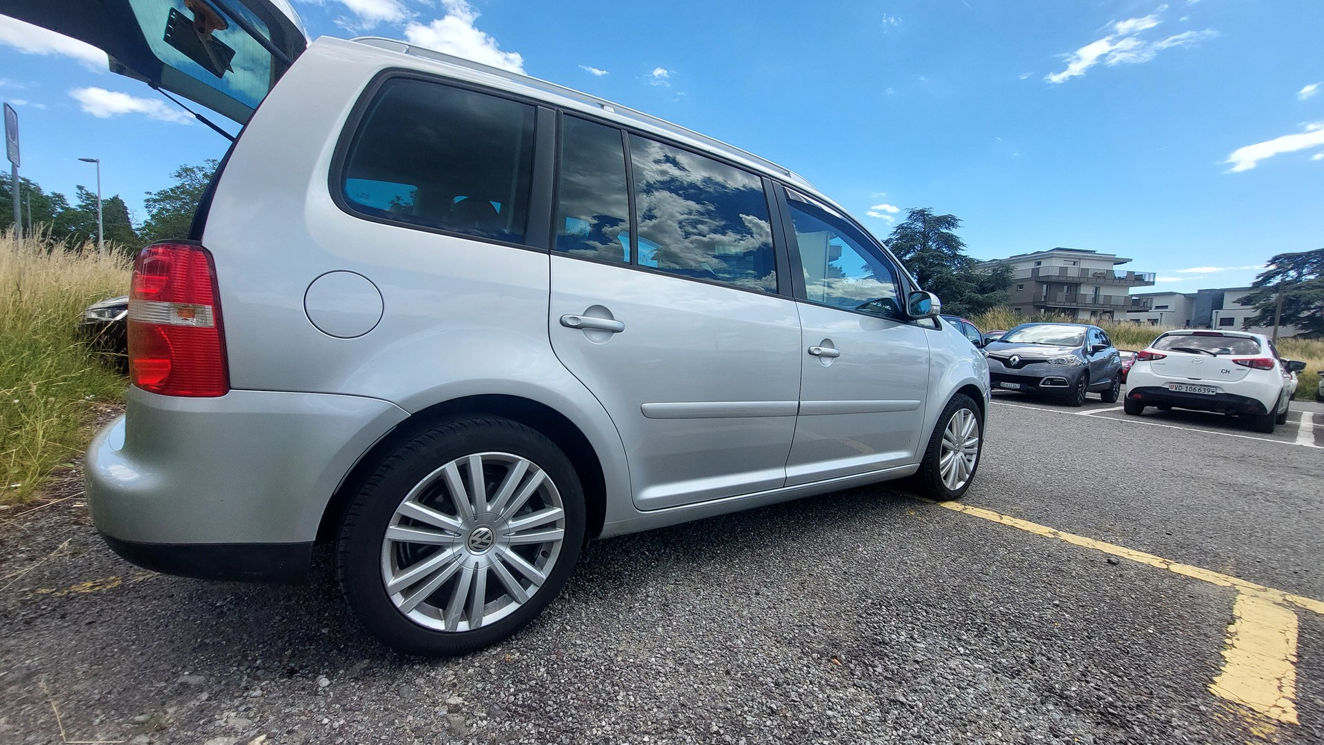 VW Touran 2.0 TDI Highline-image-1