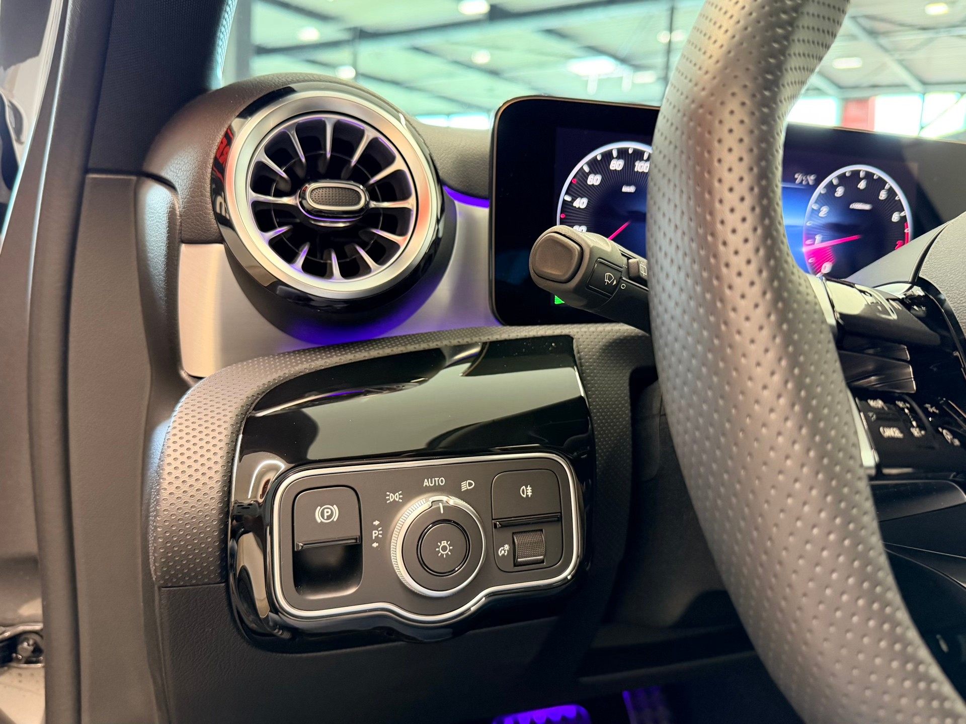 MERCEDES-BENZ A 200 7G-DCT AMG Line-image-25
