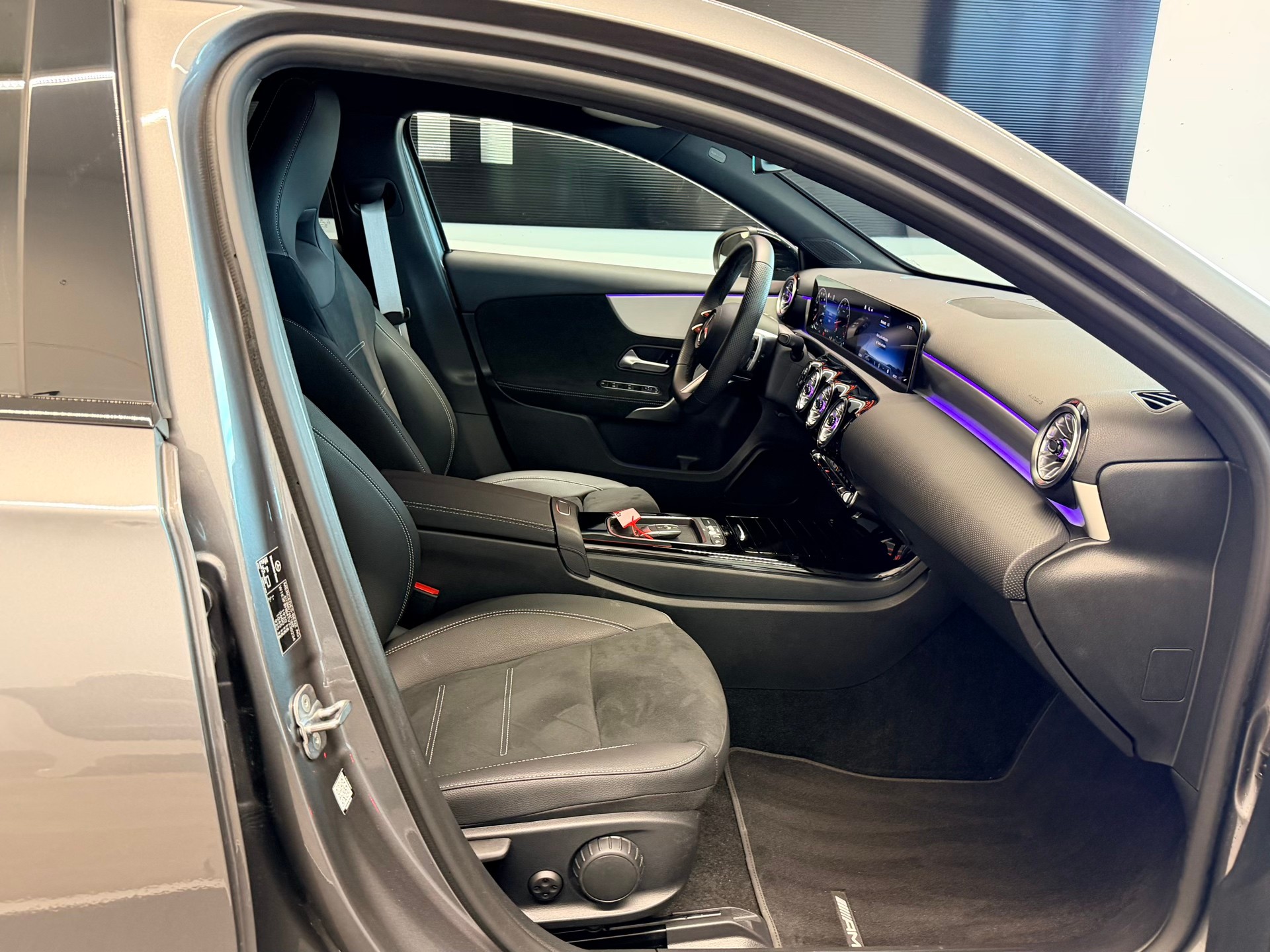 MERCEDES-BENZ A 200 7G-DCT AMG Line-image-18