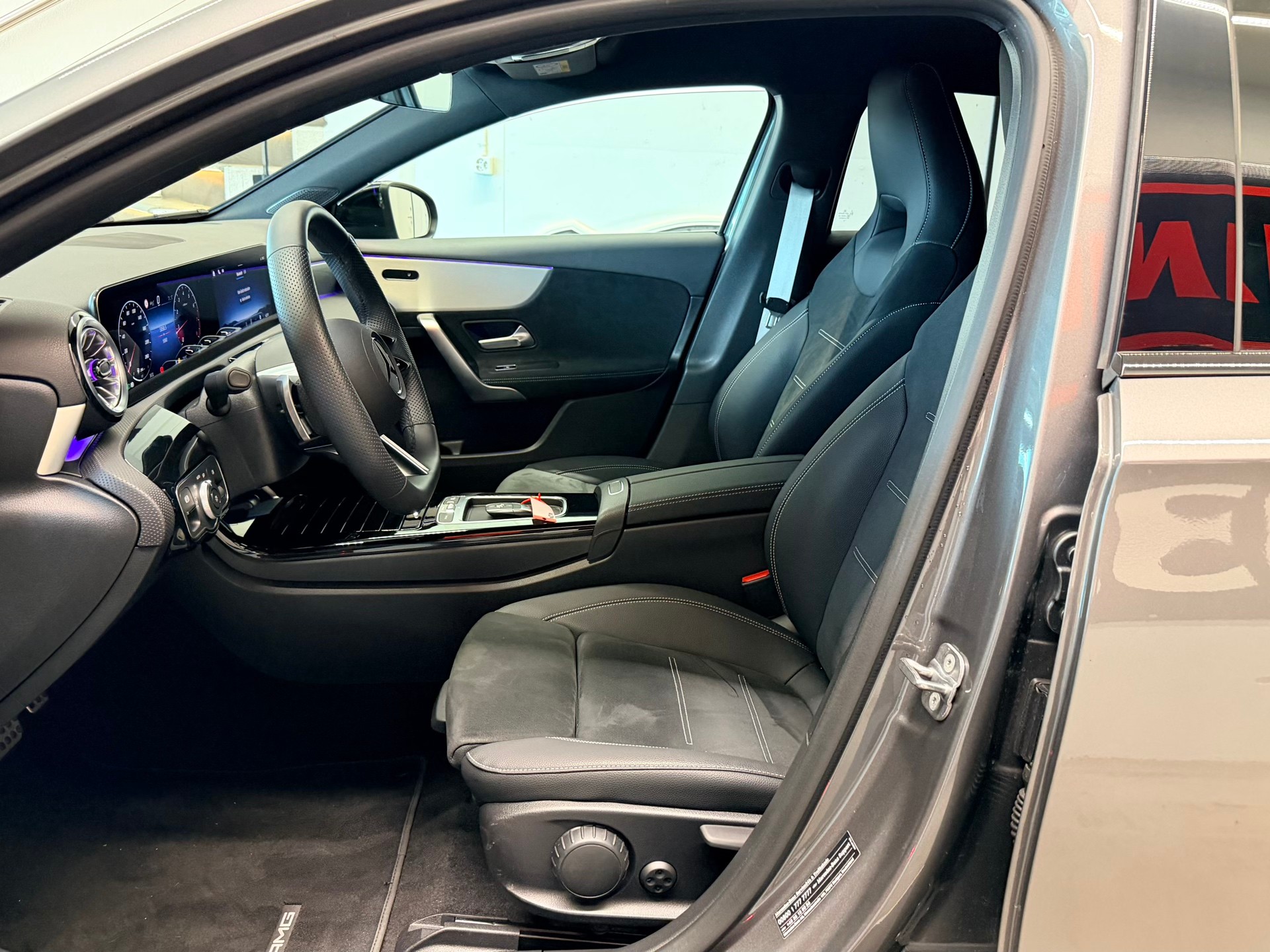 MERCEDES-BENZ A 200 7G-DCT AMG Line-image-12