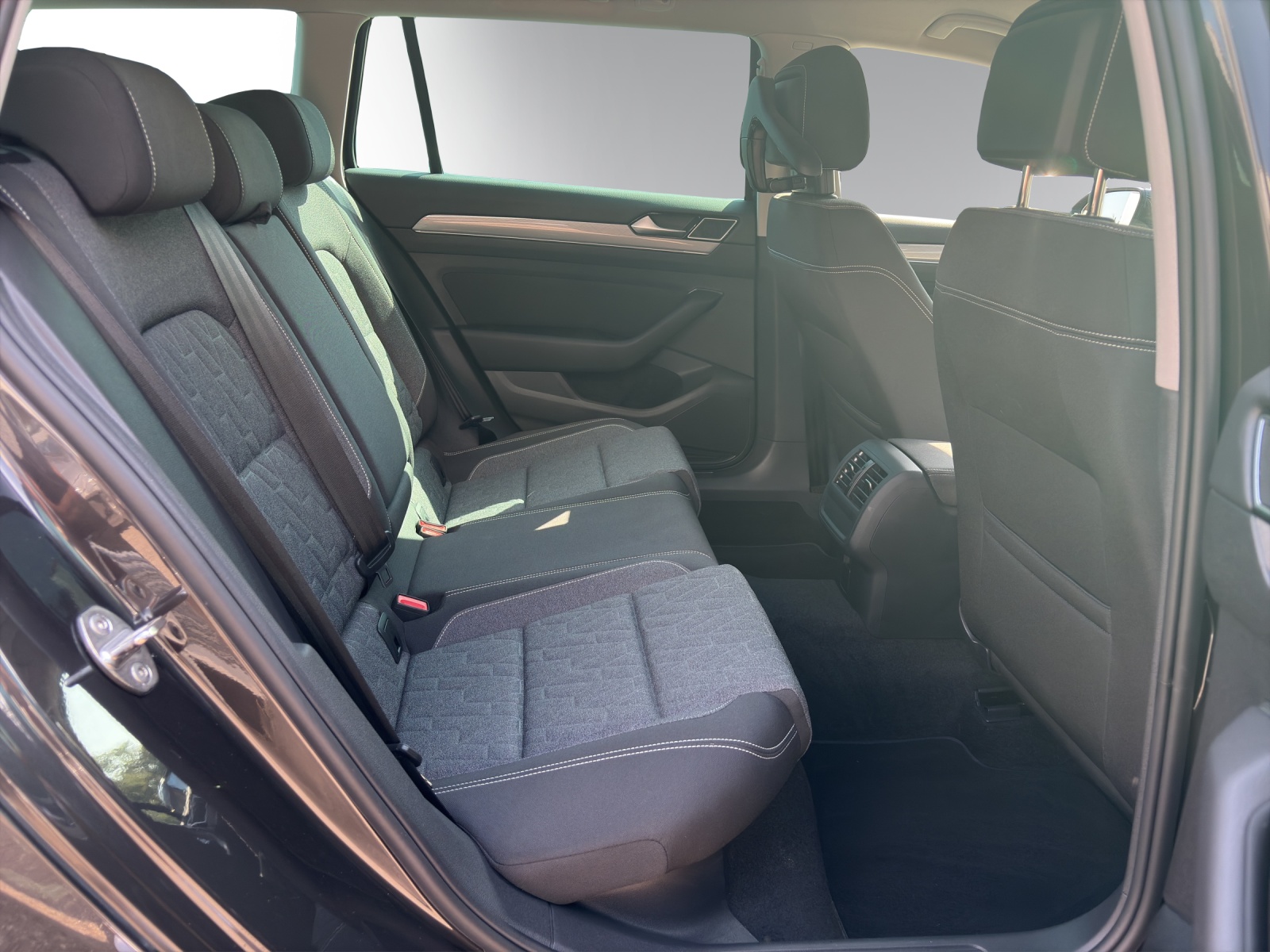 VW Passat 2.0 TDI BMT Business 4Motion DSG-image-11