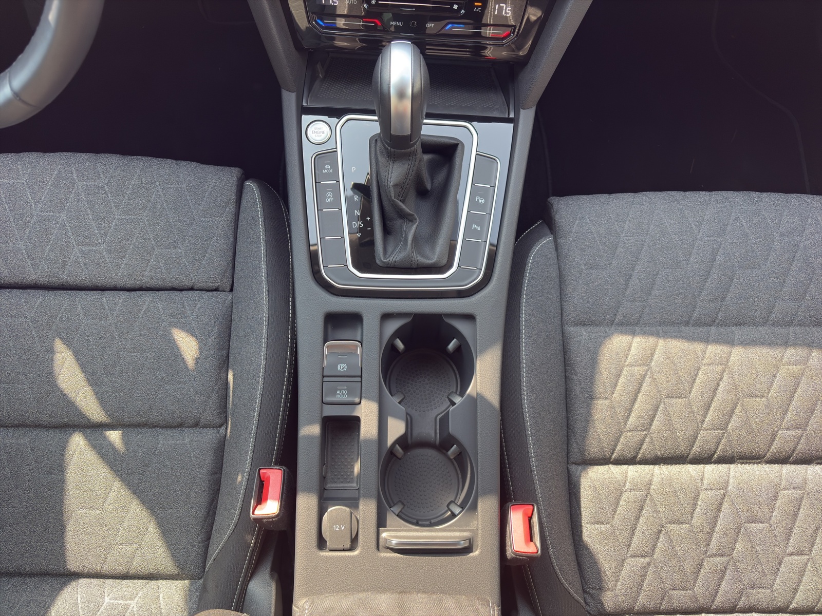 VW Passat 2.0 TDI BMT Business 4Motion DSG-image-16
